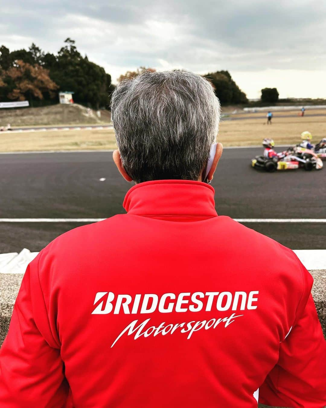 井出有治のインスタグラム：「“Thanks BRIDGESTONE”  私がレーシングカートを始めてから、いつも当たり前のようにブリヂストンタイヤを装着したカートレースを観てきましたが、今回がブリヂストンタイヤ最後のレーシングカートレースとなり、OKクラスのスペシャルタイヤで行われました。  寂しい気持ちにもなり、私もエントリーして挑みましたが残念ながら予選落ち🥲  最後に用意された“スペシャルタイヤ”のパフォーマンスは素晴らしく、ドライバーのタイヤマネージメントによる差が絶妙に結果に表れるという非常にレベルの高い決勝レースを観せてもらうことが出来たことに感謝…  今後もモータースポーツの世界での活動に期待しております。  ありがとう🛞ブリヂストン！  #bridgestone #suzukacircuit」