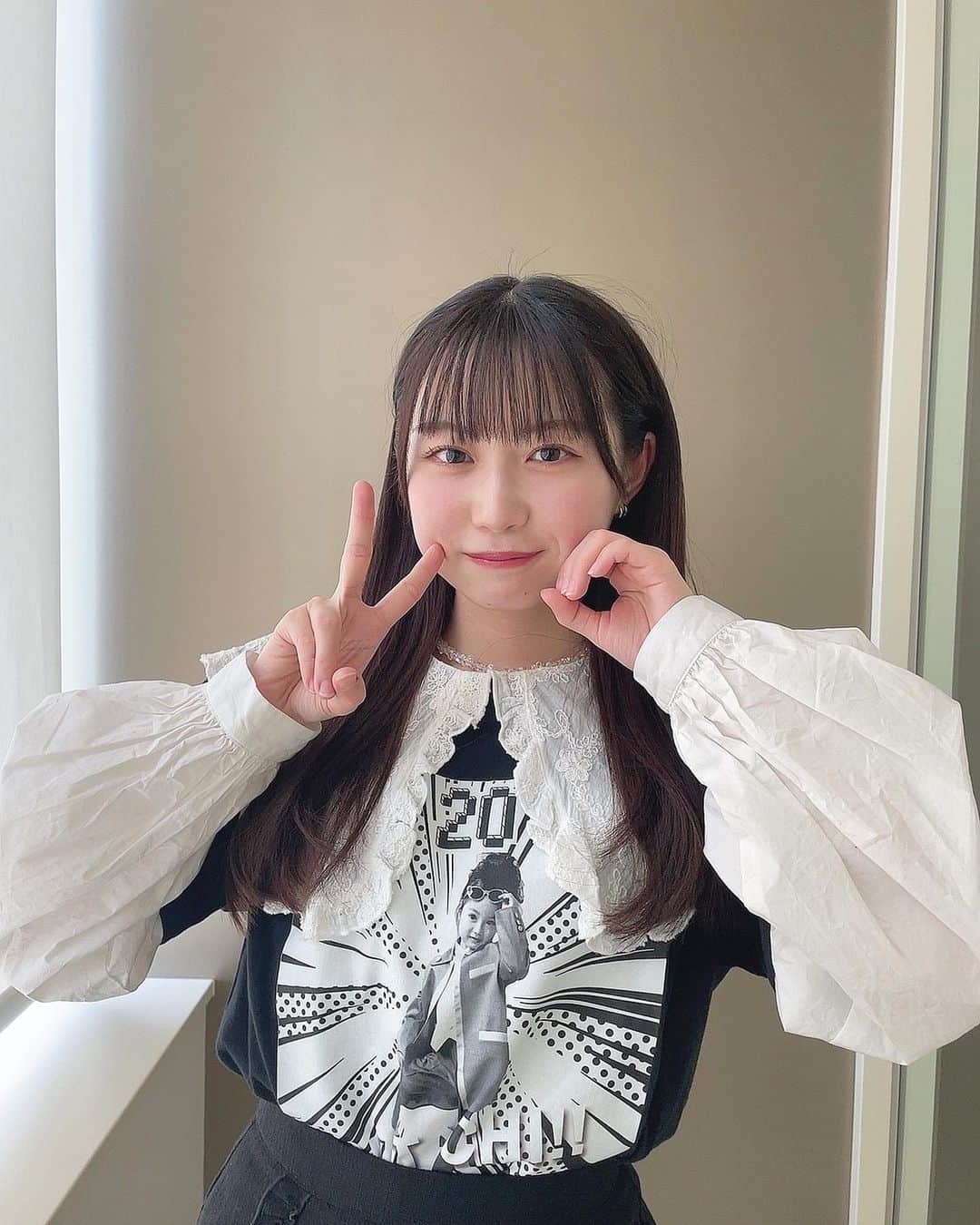 山田杏華さんのインスタグラム写真 - (山田杏華Instagram)「⁡ ⁡ お話し会2日間ありがとうございました！ ⁡ 今日は生誕Tシャツ着ました！🖤 襟がかわいいブラウス合わせた〜」12月11日 14時34分 - kyoka_1103