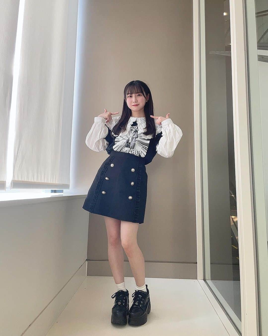 山田杏華さんのインスタグラム写真 - (山田杏華Instagram)「⁡ ⁡ お話し会2日間ありがとうございました！ ⁡ 今日は生誕Tシャツ着ました！🖤 襟がかわいいブラウス合わせた〜」12月11日 14時34分 - kyoka_1103