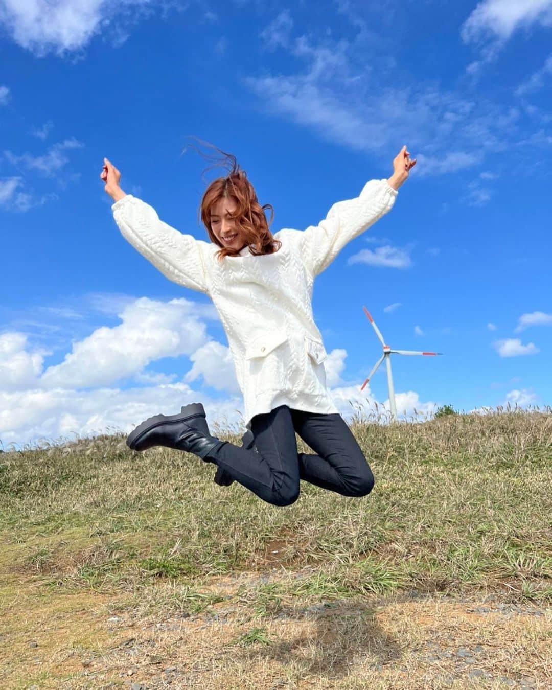 瀧本美織のインスタグラム：「🌈 崖の日の写真山盛り😆笑 ジャンプ力には昔から 自信あります🙌🏻   @sister_ytvdrama   #Sisterドラマ」