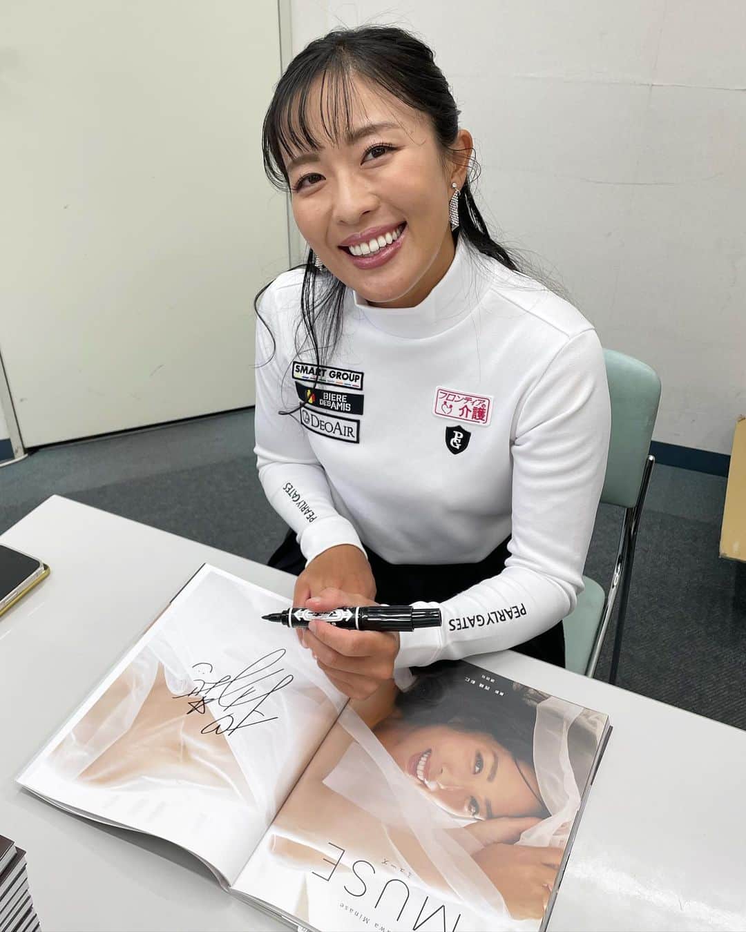 のインスタグラム：「書泉グランデさま、書泉ブックタワーさまにてチェキ&サイン入り写真集の発売が始まりました🥰🌸 ぜひ皆様チェックしてくださいね🌟ご購入いただけたらとっても嬉しいです💕 写真集の最初のページのこちらもすっごくお気に入りのお写真です💖チェキって私とっても好きだなぁ🥰  #ゴルフ #写真集 #講談社 #書泉 #小澤美奈瀬  #グラビア  #MUSE」