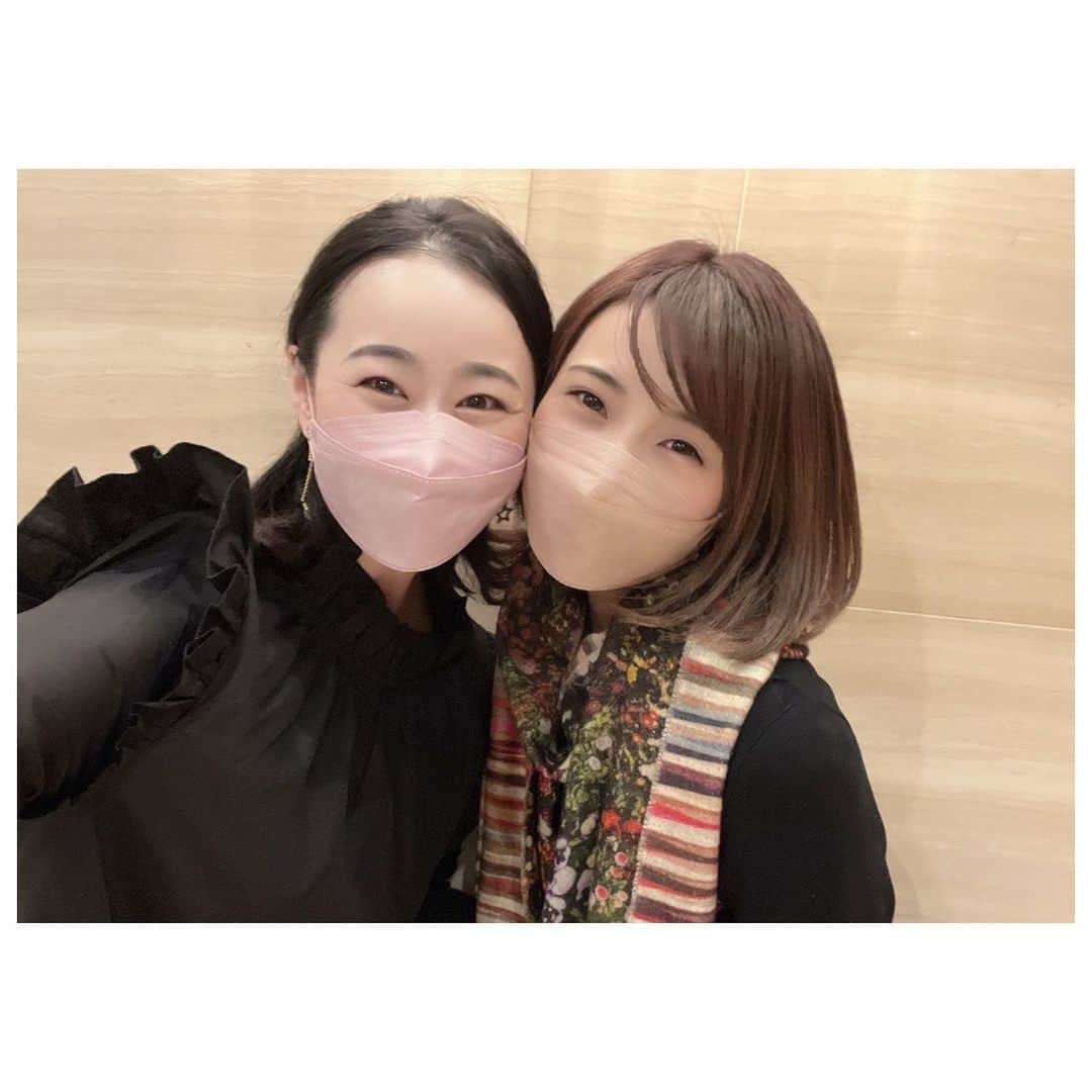 真愛涼歌のインスタグラム：「ちゃるの💓 * 卒業おめでとー😍💓 やっと会えたぁぁ❤️ #晴音アキ ちゃんと『ELPIDIO』観劇したの✨ 昔から友達みたいな妹みたいな大好きなちゃるの💓 良くお泊まりして夜な夜な話してたのが懐かしい💕 ちゃんと卒業の挨拶、大劇場も東京も聞いたのに… まだ実感がないなぁ〜。 って思いつつ🤔💓  また来月にゆっくり会う約束をして💓バイバイしたよっ🤗❤️ インスタも始めたみたい💓💓 @harune_aki  ちゃるのの絵と字が懐かしすぎる🤣💕💕 久しぶりの舞台に興奮してポスターとチケット封筒を夢中に撮影してる姿を激写された様子と共に…📷💓 #産後抜け毛やばい #見ないで #いや見て #笑 #生えるよね ？」