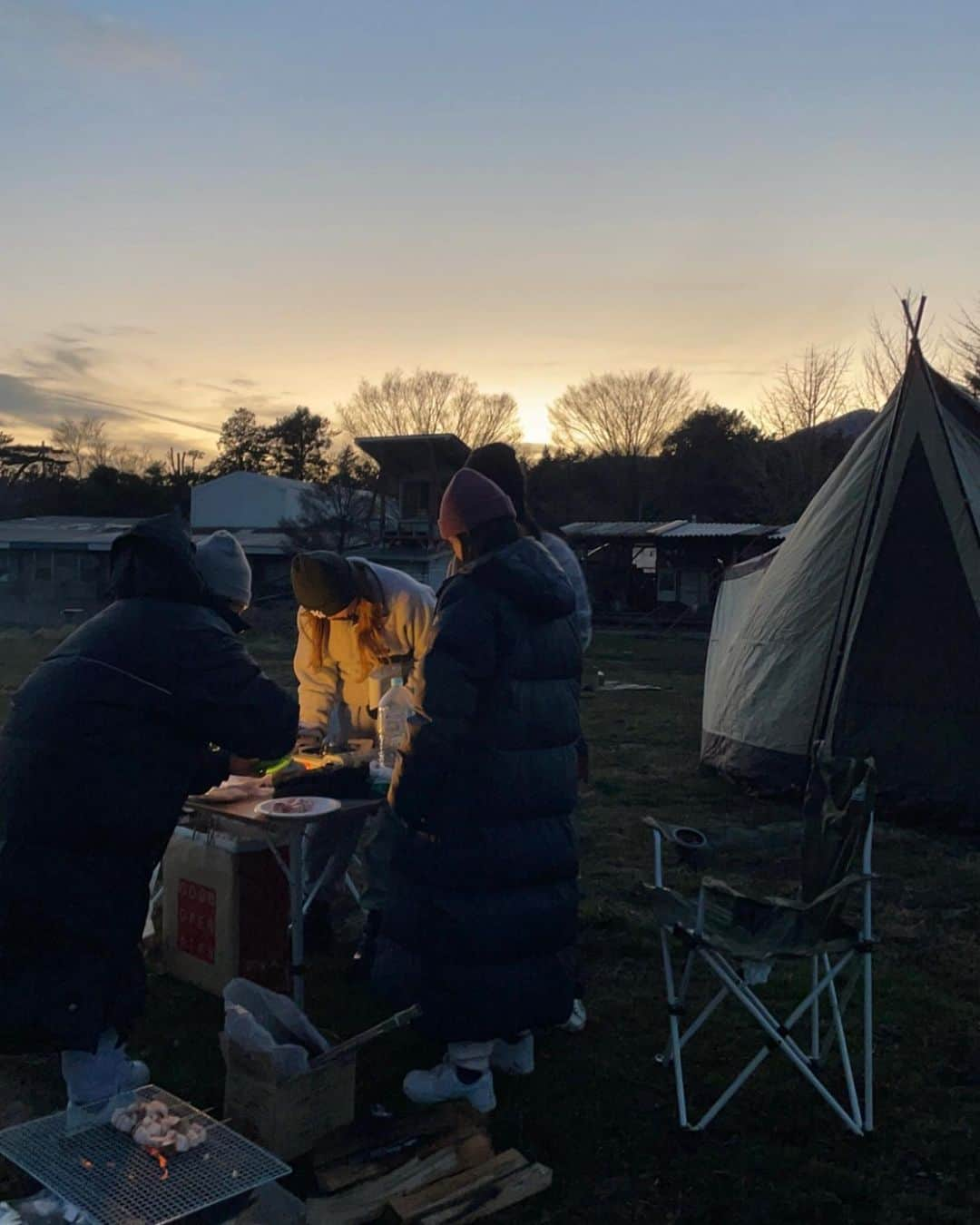 越後はる香のインスタグラム：「友人と冬キャンプ🏕 道具も徐々に揃ってきました！去年の冬キャンプは極寒で寝袋の中で震えていましたが、今年は天候にも恵まれぐっすり眠れました☺️ #キャンプ #キャンプ飯 #ハートランド朝霧」