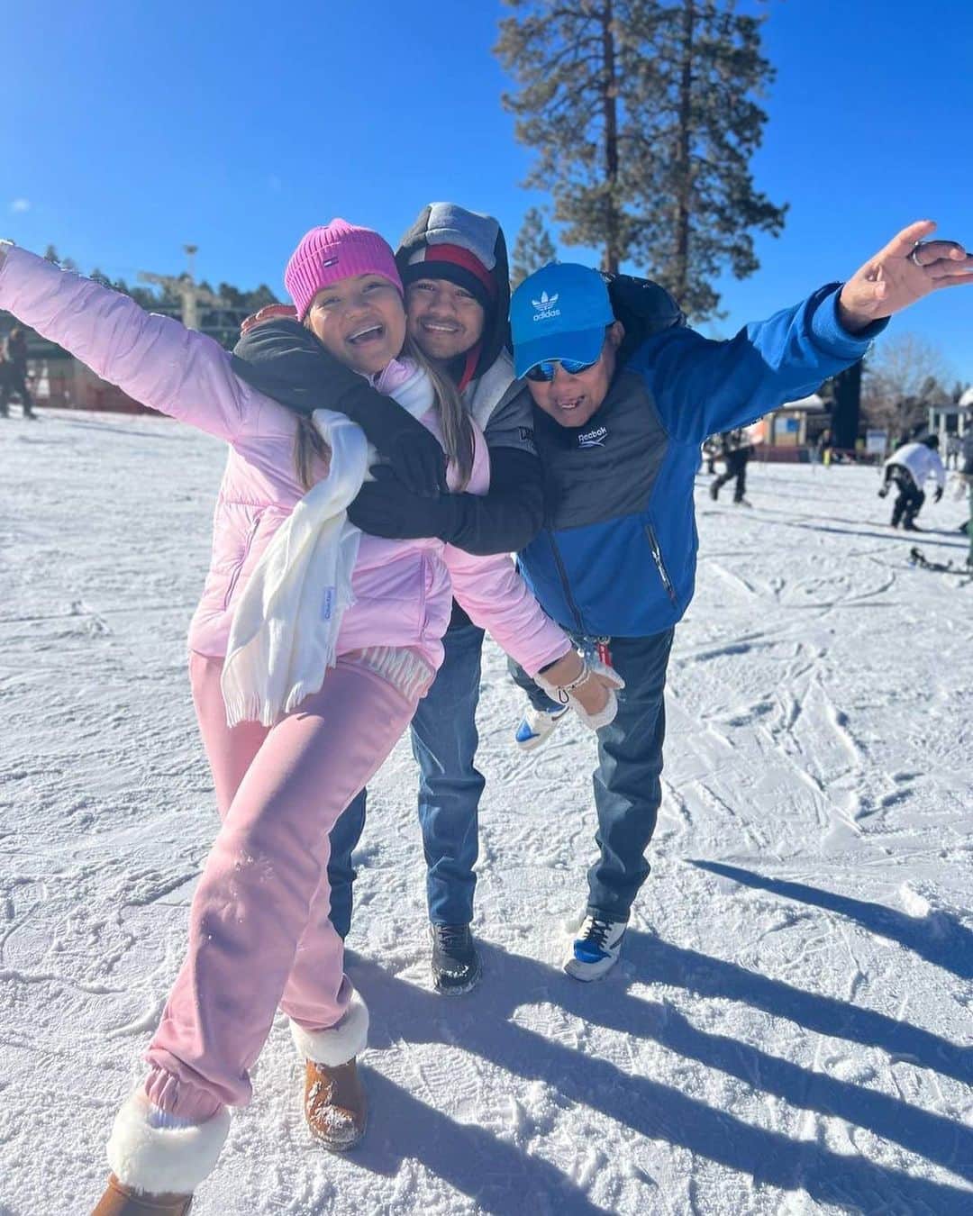 ローマン・ゴンサレスのインスタグラム：「Y de repente tú estas ahí señalándome el camino. Me tomas de la mano. Me guías. Me enseñas a resistir ante la tormenta. Me enseñas a usar la brújula. Me enseñas a correr. Me ayudas a levantarme. Y cuando creí saber todo te solté la mano. Pero te quedaste ahí. Observándome. No tarde mucho en caer. Estuve a punto al intento de rendirme. Ahí estabas otra vez. Repitiendo otras vez lo que debo de hacer. Eres tu papá y siempre estarás conmigo. Y eso aprendí. Eres mi ángel de la guardia. - Ever Ismael」
