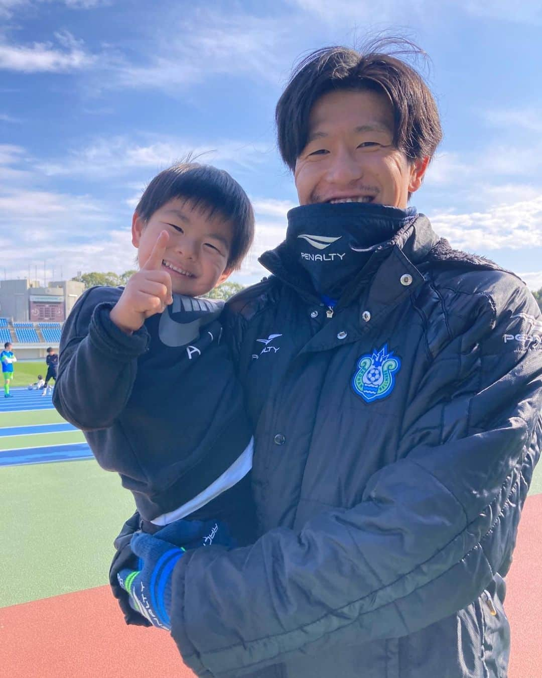 福田健人さんのインスタグラム写真 - (福田健人Instagram)「💚⚽️💙 ・ ・ ・ 湘南ベルマーレOBマッチ 最高のピッチでベルマーレのレジェンドの方々とサッカーできて幸せでした😊 また呼んでもらえるように鍛えときますw  #湘南ベルマーレ #ファミリー #緑と青 #3歳と5歳」12月11日 15時36分 - kento_fukuda_5