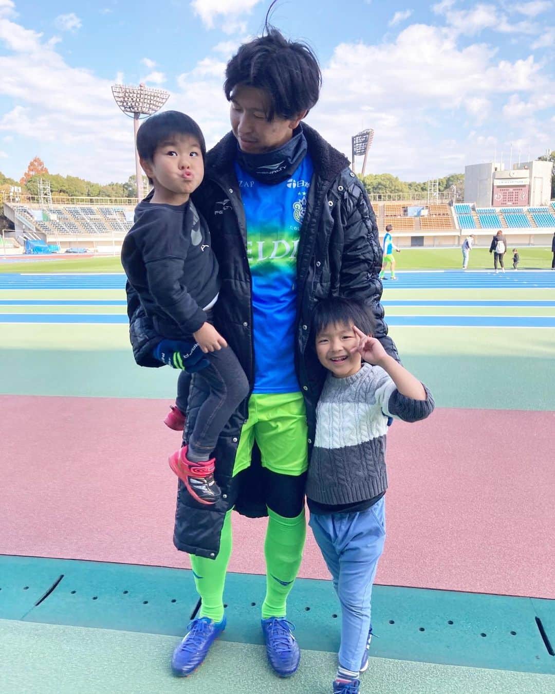 のインスタグラム：「💚⚽️💙 ・ ・ ・ 湘南ベルマーレOBマッチ 最高のピッチでベルマーレのレジェンドの方々とサッカーできて幸せでした😊 また呼んでもらえるように鍛えときますw  #湘南ベルマーレ #ファミリー #緑と青 #3歳と5歳」