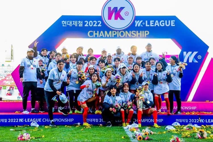田中陽子さんのインスタグラム写真 - (田中陽子Instagram)「🏆WKリーグ優勝🏆   ⭐️⭐️⭐️⭐️⭐️ 10連覇⭐️⭐️⭐️⭐️⭐️  もし今年優勝したら韓国サッカー男女合わせて史上初の10連覇という大事なシーズンに途中で加入したのでプレッシャーもありましたが、無事に10連覇に貢献することができて嬉しいです☺️✨ この歴史のあるチームの一員になれて感謝です✨  今シーズンはスペインにいた時もスペインから韓国に移籍する際もクラブの問題が大きすぎて大変でしたが、最後の最後はクラブにもチームメイトにも様々な環境、タイミングにも全て恵まれて今シーズンを終えることができました！ 心配し応援してくださった皆さん本当にありがとうございました🙇‍♂️✨  #韓国 #仁川 #現代 #サッカー #優勝 #우승 #현대제철 #최고 #축구」12月11日 16時02分 - yoko_tanaka08