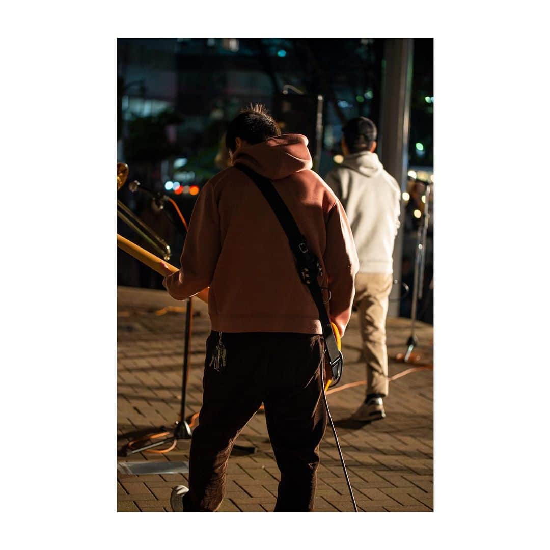 壺坂恵さんのインスタグラム写真 - (壺坂恵Instagram)「SQUEEZE!!  10代の頃にやってたバンドです。  とっくの昔に解散して、 私は先に脱退もしているけど、  今でもメンバー同士仲が良くて（喧嘩もして酸いも甘いも一緒に過ごしたから）、おのぴょんがおらんくなってから10年経った時に一度ライブをやって、 それきりでしたが、 15年に経って、たまたまライブに誘ってもらってやることになりました。 私たちが何度もライブした、枚方BLOWDOWNがあったところ。 枚方市駅もだいぶ変わりましたね。  当時ほど飛べてないかもですが、 飛べましたねー。みんな楽器に触って無かったのに上出来でした。  朝から墓参りも行って、気持ちよくできました。  長男長女の我儘でやんちゃの集まりですが、 それぞれに思いやりがあって、絶妙なバランスで成り立っていたバンドでした。 頼れる、支えられる、あげられる 普通なようで、難しいことが 大人になればなるほどわかってきました。  若い頃にこのバンドにいたことはとても身になっています。  当時も思い出してとても楽しかったです。（言えないことばかり）  来てくれた友達にも思ったけど、本当に友達は財産だな、と思った1日でした。 いつもありがとう。  当時のファンの皆さんも沢山集まってくれて、嬉しかったです。  もうさすがにやらんと思うけど、またどこかで！  スクイズでしたーバイバイ！  #squeeze‼︎  #枚方blowdown   Photo by @shimizumasaya」12月11日 16時05分 - meg_tsubosaka