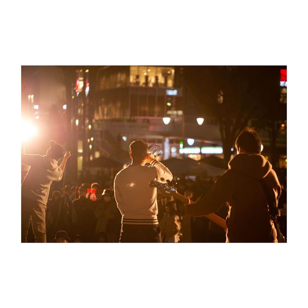 壺坂恵さんのインスタグラム写真 - (壺坂恵Instagram)「SQUEEZE!!  10代の頃にやってたバンドです。  とっくの昔に解散して、 私は先に脱退もしているけど、  今でもメンバー同士仲が良くて（喧嘩もして酸いも甘いも一緒に過ごしたから）、おのぴょんがおらんくなってから10年経った時に一度ライブをやって、 それきりでしたが、 15年に経って、たまたまライブに誘ってもらってやることになりました。 私たちが何度もライブした、枚方BLOWDOWNがあったところ。 枚方市駅もだいぶ変わりましたね。  当時ほど飛べてないかもですが、 飛べましたねー。みんな楽器に触って無かったのに上出来でした。  朝から墓参りも行って、気持ちよくできました。  長男長女の我儘でやんちゃの集まりですが、 それぞれに思いやりがあって、絶妙なバランスで成り立っていたバンドでした。 頼れる、支えられる、あげられる 普通なようで、難しいことが 大人になればなるほどわかってきました。  若い頃にこのバンドにいたことはとても身になっています。  当時も思い出してとても楽しかったです。（言えないことばかり）  来てくれた友達にも思ったけど、本当に友達は財産だな、と思った1日でした。 いつもありがとう。  当時のファンの皆さんも沢山集まってくれて、嬉しかったです。  もうさすがにやらんと思うけど、またどこかで！  スクイズでしたーバイバイ！  #squeeze‼︎  #枚方blowdown   Photo by @shimizumasaya」12月11日 16時05分 - meg_tsubosaka