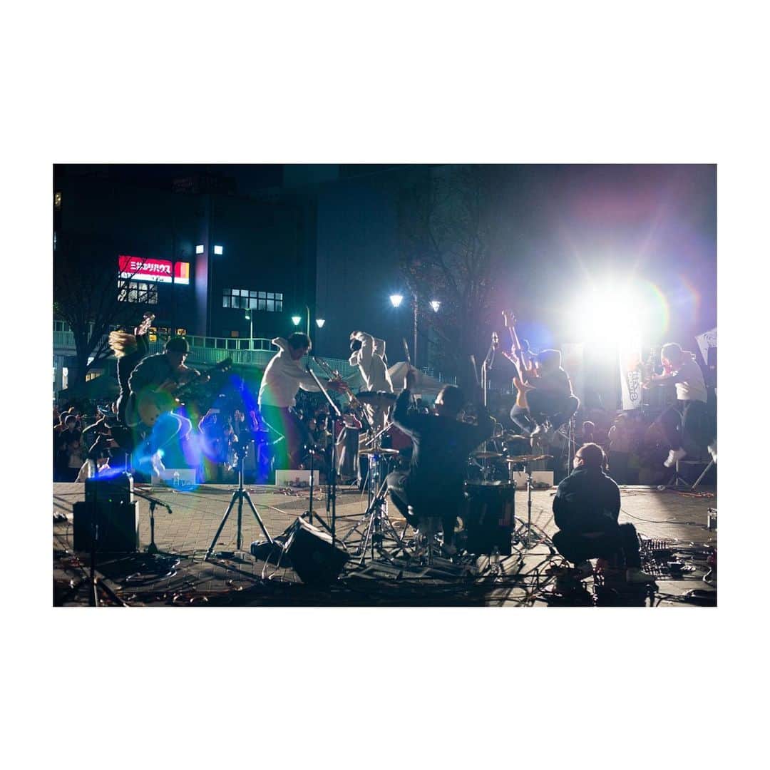 壺坂恵さんのインスタグラム写真 - (壺坂恵Instagram)「SQUEEZE!!  10代の頃にやってたバンドです。  とっくの昔に解散して、 私は先に脱退もしているけど、  今でもメンバー同士仲が良くて（喧嘩もして酸いも甘いも一緒に過ごしたから）、おのぴょんがおらんくなってから10年経った時に一度ライブをやって、 それきりでしたが、 15年に経って、たまたまライブに誘ってもらってやることになりました。 私たちが何度もライブした、枚方BLOWDOWNがあったところ。 枚方市駅もだいぶ変わりましたね。  当時ほど飛べてないかもですが、 飛べましたねー。みんな楽器に触って無かったのに上出来でした。  朝から墓参りも行って、気持ちよくできました。  長男長女の我儘でやんちゃの集まりですが、 それぞれに思いやりがあって、絶妙なバランスで成り立っていたバンドでした。 頼れる、支えられる、あげられる 普通なようで、難しいことが 大人になればなるほどわかってきました。  若い頃にこのバンドにいたことはとても身になっています。  当時も思い出してとても楽しかったです。（言えないことばかり）  来てくれた友達にも思ったけど、本当に友達は財産だな、と思った1日でした。 いつもありがとう。  当時のファンの皆さんも沢山集まってくれて、嬉しかったです。  もうさすがにやらんと思うけど、またどこかで！  スクイズでしたーバイバイ！  #squeeze‼︎  #枚方blowdown   Photo by @shimizumasaya」12月11日 16時05分 - meg_tsubosaka