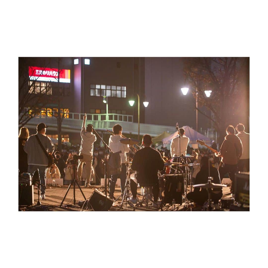 壺坂恵さんのインスタグラム写真 - (壺坂恵Instagram)「SQUEEZE!!  10代の頃にやってたバンドです。  とっくの昔に解散して、 私は先に脱退もしているけど、  今でもメンバー同士仲が良くて（喧嘩もして酸いも甘いも一緒に過ごしたから）、おのぴょんがおらんくなってから10年経った時に一度ライブをやって、 それきりでしたが、 15年に経って、たまたまライブに誘ってもらってやることになりました。 私たちが何度もライブした、枚方BLOWDOWNがあったところ。 枚方市駅もだいぶ変わりましたね。  当時ほど飛べてないかもですが、 飛べましたねー。みんな楽器に触って無かったのに上出来でした。  朝から墓参りも行って、気持ちよくできました。  長男長女の我儘でやんちゃの集まりですが、 それぞれに思いやりがあって、絶妙なバランスで成り立っていたバンドでした。 頼れる、支えられる、あげられる 普通なようで、難しいことが 大人になればなるほどわかってきました。  若い頃にこのバンドにいたことはとても身になっています。  当時も思い出してとても楽しかったです。（言えないことばかり）  来てくれた友達にも思ったけど、本当に友達は財産だな、と思った1日でした。 いつもありがとう。  当時のファンの皆さんも沢山集まってくれて、嬉しかったです。  もうさすがにやらんと思うけど、またどこかで！  スクイズでしたーバイバイ！  #squeeze‼︎  #枚方blowdown   Photo by @shimizumasaya」12月11日 16時05分 - meg_tsubosaka