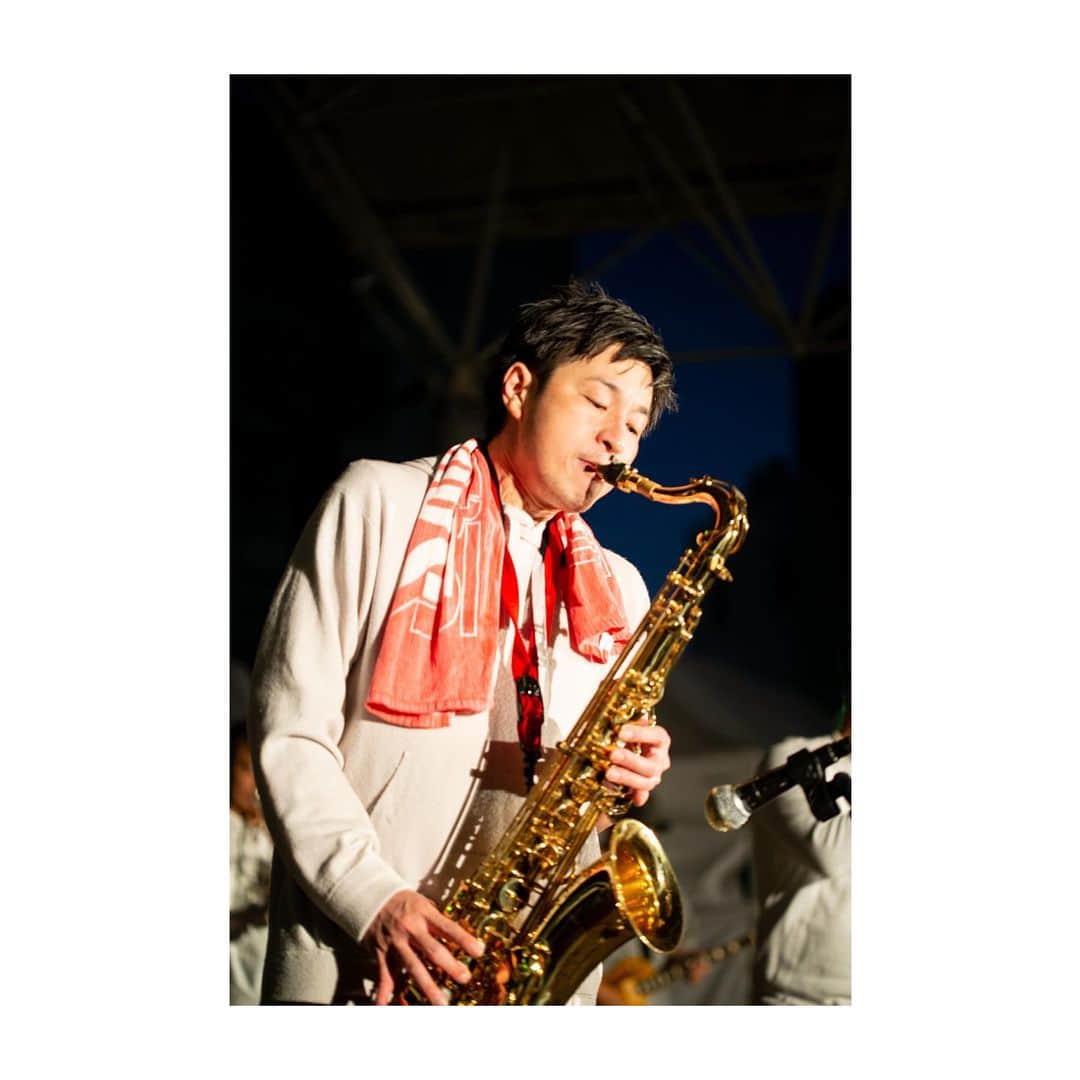 壺坂恵さんのインスタグラム写真 - (壺坂恵Instagram)「SQUEEZE!!  10代の頃にやってたバンドです。  とっくの昔に解散して、 私は先に脱退もしているけど、  今でもメンバー同士仲が良くて（喧嘩もして酸いも甘いも一緒に過ごしたから）、おのぴょんがおらんくなってから10年経った時に一度ライブをやって、 それきりでしたが、 15年に経って、たまたまライブに誘ってもらってやることになりました。 私たちが何度もライブした、枚方BLOWDOWNがあったところ。 枚方市駅もだいぶ変わりましたね。  当時ほど飛べてないかもですが、 飛べましたねー。みんな楽器に触って無かったのに上出来でした。  朝から墓参りも行って、気持ちよくできました。  長男長女の我儘でやんちゃの集まりですが、 それぞれに思いやりがあって、絶妙なバランスで成り立っていたバンドでした。 頼れる、支えられる、あげられる 普通なようで、難しいことが 大人になればなるほどわかってきました。  若い頃にこのバンドにいたことはとても身になっています。  当時も思い出してとても楽しかったです。（言えないことばかり）  来てくれた友達にも思ったけど、本当に友達は財産だな、と思った1日でした。 いつもありがとう。  当時のファンの皆さんも沢山集まってくれて、嬉しかったです。  もうさすがにやらんと思うけど、またどこかで！  スクイズでしたーバイバイ！  #squeeze‼︎  #枚方blowdown   Photo by @shimizumasaya」12月11日 16時05分 - meg_tsubosaka