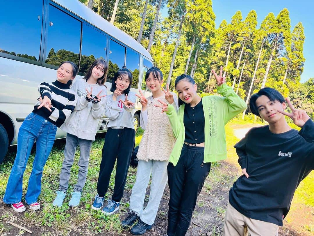 ニコ☆プチさんのインスタグラム写真 - (ニコ☆プチInstagram)「🏕🍛❤️‍🔥  キャンプオフショ📸 「ケムシ」チーム✌️💚 （チーム名を決める時近くにいたらしい……😂ww）  だるまさんころんだをしたり カレー作ったり 火起こししたりしてるので YouTubeぜひチェックしてみてください☺️❤️‍🔥  #左から #具志川莉央  #ジュリア #葉山若奈 #竹下優名 #石原咲奈 #藤井優 #ニコプチ #キャンプ」12月11日 16時42分 - nicopuchi_official