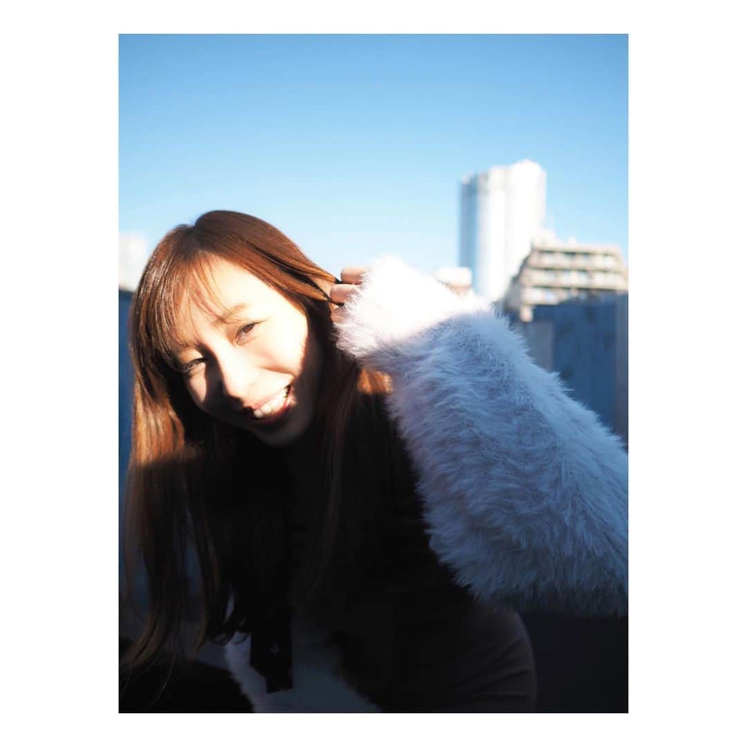 塩地美澄のインスタグラム：「【年内最後のイベントにて📸】 会場に屋上テラスがあったため、日中はファンの皆さんと陽射しを浴びながらトークをしたり、カメラやスマホで撮影いただいたり。素敵な時間をありがとうございました☀️  昨日でイベント納めとなりましたが 本日このあとは19時半〜レインボータウンFM 「ちなちゃんれーべる」が放送に。 そして20時30分頃〜ABEMA『ミッドナイト競輪』の生出演があります。 お時間の許す方はお付き合いください⭐️  🆕12/20 イメージDVD『美人教師の１日』 ※1/29（日）お渡し会を開催予定。詳細はハイライトへ!  ✅写真集『瞬間（とき）』発売中  ✅2023年カレンダー 発売中 #塩地美澄」