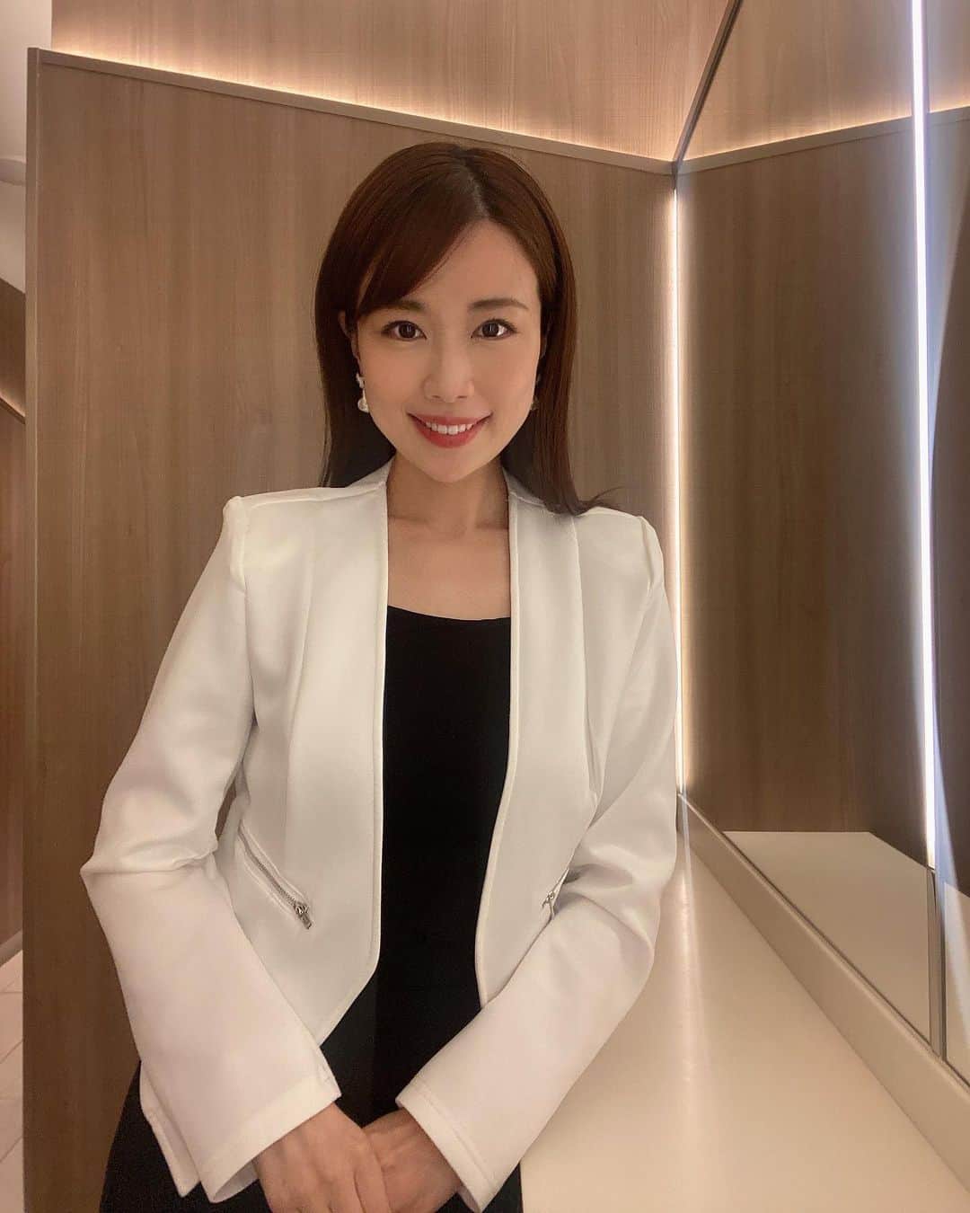 道岡桃子のインスタグラム：「真っ白なジャケット！  肩パッド入ってます。  ニュースキャスター風...  #今日の衣装  #アナウンサー #アナウンサー衣装  #フリーアナウンサー #昭和  #ニュースキャスター #ootd  #ジャケットコーデ #ジャケット」