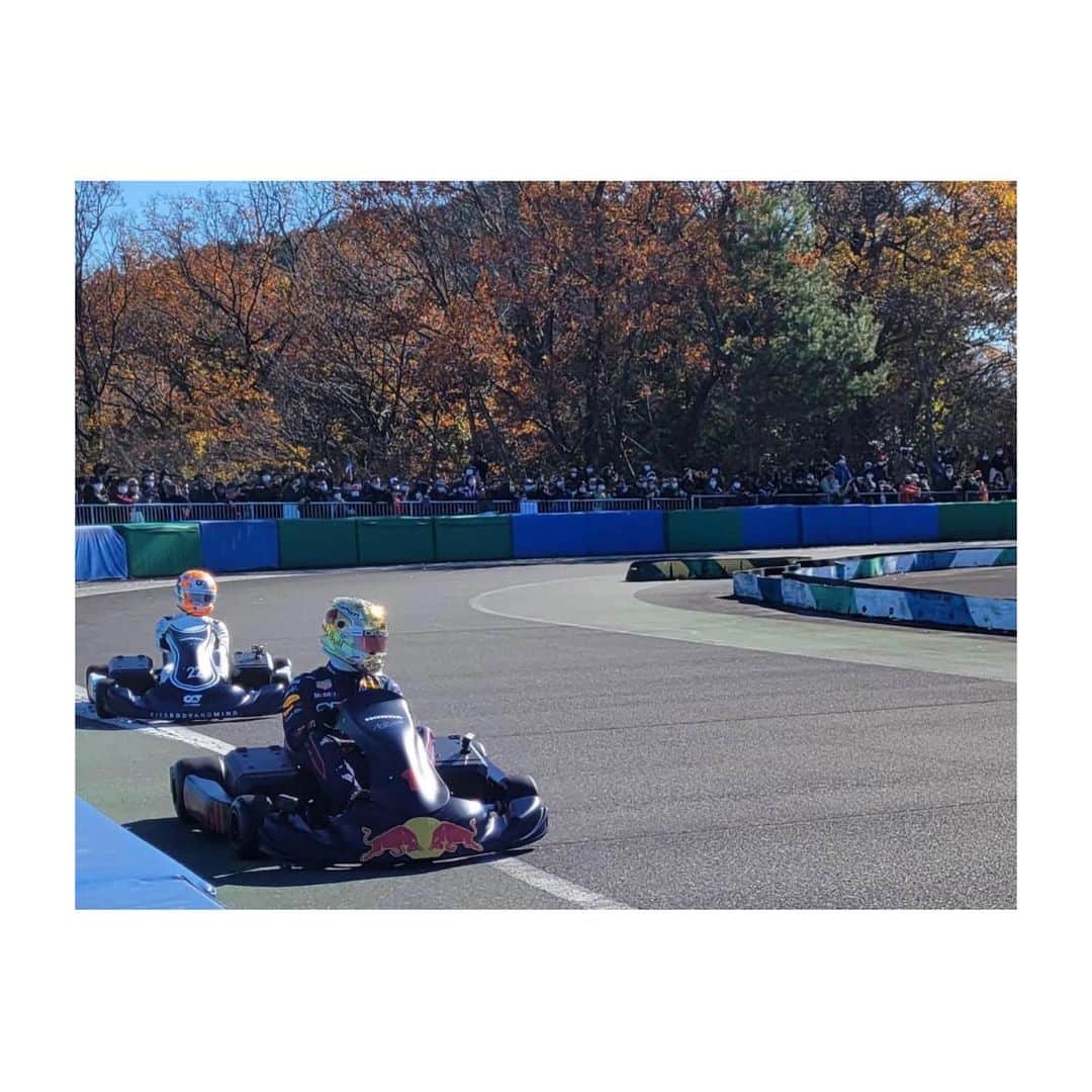 大島璃音のインスタグラム：「2週間前、 Honda Racing THANKS DAY 2022 に行ってきました🏎  間近で見るならカートレースだ！ と狙いを定めて何時間も前から座って待機。 角田くんとマックスの白熱したEVカートレースをこの目で目の前で見られたこと一生の思い出です🥹  そして、ありがとう号の走行だけでなく なんとドーナツターンまで見せてくれるという、、、🥲  本当にありがとうな1日でした🏎🫶🏻  最後の一枚は待機中の私。 一日外にいても雲一つない快晴の空で お天気に恵まれて良かったです☀️後光が凄い✨✨ 防寒万全にしていきましたが 陽射しがポカポカでした😊  #hondaracing #hondaracingthanksday」