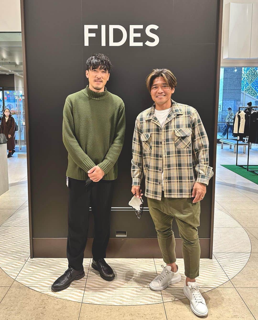 小林久晃のインスタグラム：「. 博多阪急ポップアップ5日目。 土日もたくさんのご来店ありがとうございました。 今日は嬉しいサプライズが。休憩から戻ってきたら @yoshito13 が奥様と来てくれていて、ストーリーで福岡にいくって載せてたけど、まさか来るとは思わずびっくり。 カタールから戻って間もないけど、色々仕事で飛び回ってるみたいです。いつもありがとう。 #大久保嘉人 #身体には気をつけて #もうアラフォーなんでね #またゴルフいこ #エンジン #friends #thanks #fides」