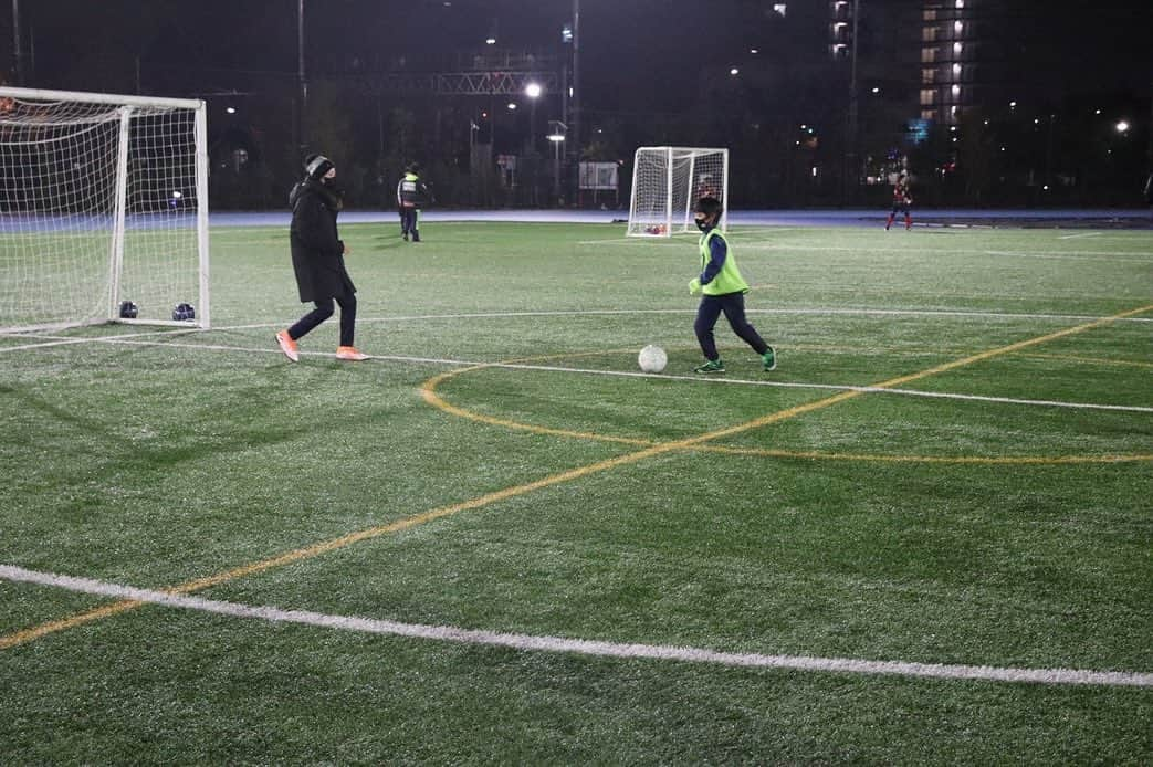 田中萌さんのインスタグラム写真 - (田中萌Instagram)「12/5 アスコルタFC サッカー教室⚽️🥅 大雨で寒い中、一緒にサッカーしてくれた子どもたちにたくさんパワーをもらいました☺️ 私自身初めてのサッカー教室でしたが、貴重な機会を頂き感謝しています☺️🙇‍♀️  YouTuberの先輩たちは慣れていました🐸🐵笑 気合い入りすぎてしりもちつきました☺️🍑  #アスコルタフットボールクラブ  #サッカー教室」12月11日 17時04分 - tanakamebae14