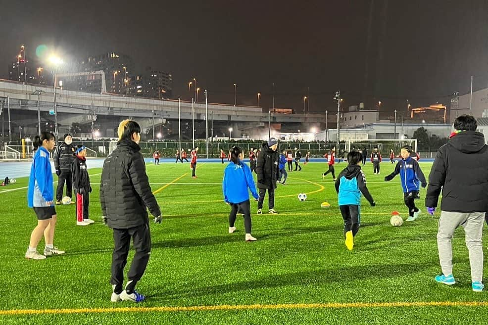 田中萌さんのインスタグラム写真 - (田中萌Instagram)「12/5 アスコルタFC サッカー教室⚽️🥅 大雨で寒い中、一緒にサッカーしてくれた子どもたちにたくさんパワーをもらいました☺️ 私自身初めてのサッカー教室でしたが、貴重な機会を頂き感謝しています☺️🙇‍♀️  YouTuberの先輩たちは慣れていました🐸🐵笑 気合い入りすぎてしりもちつきました☺️🍑  #アスコルタフットボールクラブ  #サッカー教室」12月11日 17時04分 - tanakamebae14