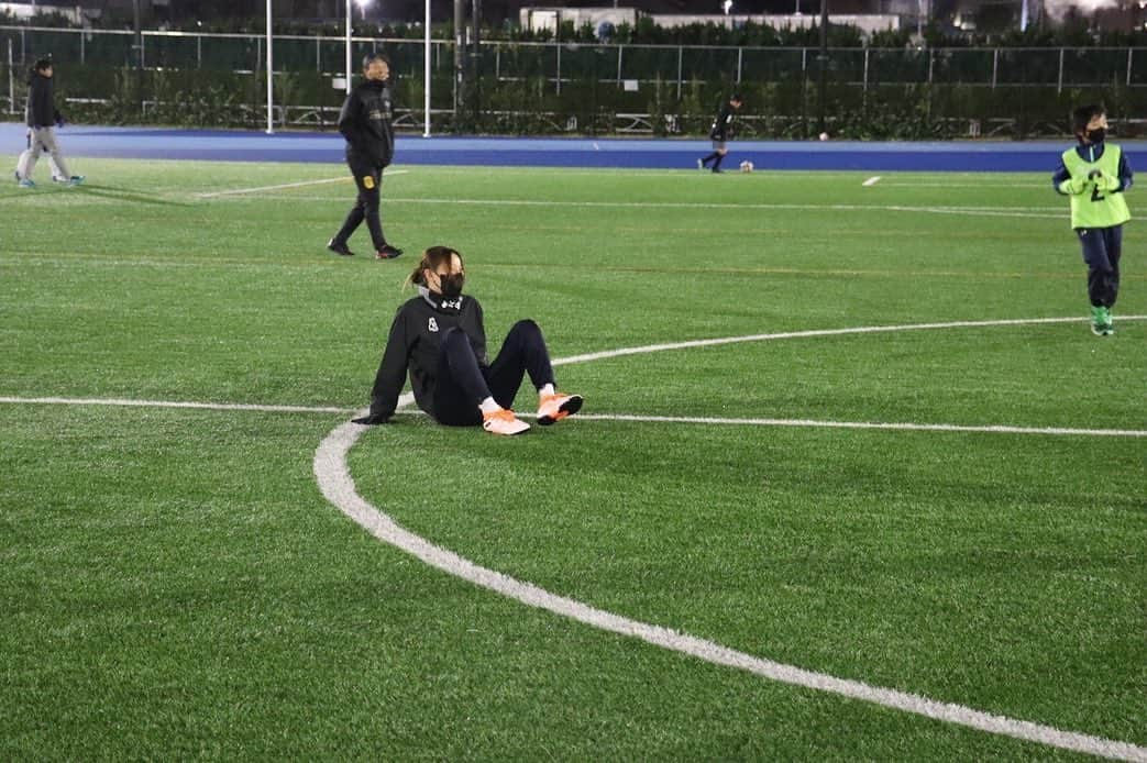 田中萌さんのインスタグラム写真 - (田中萌Instagram)「12/5 アスコルタFC サッカー教室⚽️🥅 大雨で寒い中、一緒にサッカーしてくれた子どもたちにたくさんパワーをもらいました☺️ 私自身初めてのサッカー教室でしたが、貴重な機会を頂き感謝しています☺️🙇‍♀️  YouTuberの先輩たちは慣れていました🐸🐵笑 気合い入りすぎてしりもちつきました☺️🍑  #アスコルタフットボールクラブ  #サッカー教室」12月11日 17時04分 - tanakamebae14