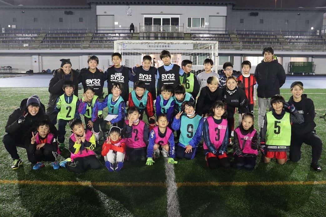 田中萌のインスタグラム：「12/5 アスコルタFC サッカー教室⚽️🥅 大雨で寒い中、一緒にサッカーしてくれた子どもたちにたくさんパワーをもらいました☺️ 私自身初めてのサッカー教室でしたが、貴重な機会を頂き感謝しています☺️🙇‍♀️  YouTuberの先輩たちは慣れていました🐸🐵笑 気合い入りすぎてしりもちつきました☺️🍑  #アスコルタフットボールクラブ  #サッカー教室」