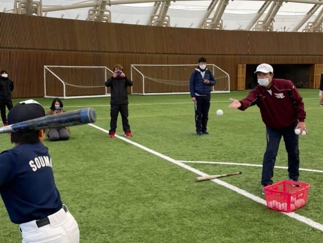 鉄平さんのインスタグラム写真 - (鉄平Instagram)「秋田県❗️ 12/10にスカイドームにて 「イオンふれあい野球教室」 12/11は、にかほ市で （ともしび野球教室」 行ってきましたー！^_^✨⚾️  与田さん（前中日ドラゴンズ監督）阿波野さん（来季ジャイアンツ投手コーチ） 村上さん（現ソフトバンク打撃コーチ） 大先輩方と一緒に秋田の野球少年少女たちとでふれあってきました✨ 寒い中でしたが子供たちは元気もあってとても良い時間になりました！ どんどんこういう機会が増えるといいですね^_^ 宿の「いちゑ旅館の露天風呂も最高でした✨♨️ 関係者の皆様、ありがとうございました😊  #与田剛　さん　#阿波野秀幸　さん #村上隆行　さん　#鉄平 #中日ドラゴンズ　#近鉄バファローズ  #楽天イーグルス  #イオン  #ともしび　#いちゑ旅館  #野球教室」12月11日 17時04分 - teppei1227