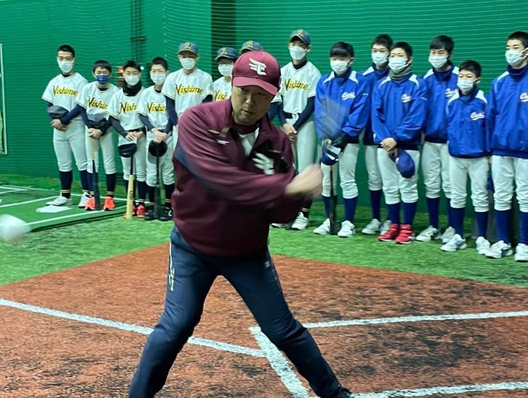 鉄平さんのインスタグラム写真 - (鉄平Instagram)「秋田県❗️ 12/10にスカイドームにて 「イオンふれあい野球教室」 12/11は、にかほ市で （ともしび野球教室」 行ってきましたー！^_^✨⚾️  与田さん（前中日ドラゴンズ監督）阿波野さん（来季ジャイアンツ投手コーチ） 村上さん（現ソフトバンク打撃コーチ） 大先輩方と一緒に秋田の野球少年少女たちとでふれあってきました✨ 寒い中でしたが子供たちは元気もあってとても良い時間になりました！ どんどんこういう機会が増えるといいですね^_^ 宿の「いちゑ旅館の露天風呂も最高でした✨♨️ 関係者の皆様、ありがとうございました😊  #与田剛　さん　#阿波野秀幸　さん #村上隆行　さん　#鉄平 #中日ドラゴンズ　#近鉄バファローズ  #楽天イーグルス  #イオン  #ともしび　#いちゑ旅館  #野球教室」12月11日 17時04分 - teppei1227