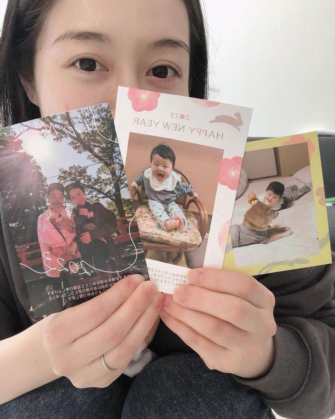 宇都宮まきさんのインスタグラム写真 - (宇都宮まきInstagram)「いつかやってみたかった家族写真の年賀状😂 念願叶って作ったょ😍🫶  「みてね年賀状」のアプリでめちゃくちゃ簡単に作れました❣️  写真アプリ「みてね」と連携したら✨ スマホから写真を選ぶだけで自動でレイアウトしてくれるので あっという間に自分のお気に入りの素敵な年賀状が完成します☺️  ちなみにうちは✨子供が産まれてから「みてね」にめちゃくちゃお世話になってます☺️ 母の日や父の日のプレゼントもみてねのアプリで作りました🎁  もちろん連携していなくても、カメラロールの写真から作れるので、どなたにもおすすめです❣️  写真に合うデザインを選ぶのがすごく楽しいし、 家に居ながら、寝転びながら作れるのがズボラなわたしにはめちゃくちゃ最高でした😂😪🛌💤  スマホで操作するだけで 早ければ翌日に出荷されるのも嬉しい❣️ 今からでも2023の年賀状が十分間に合います🤗  皆さんもぜひ、自分だけのオリジナル年賀状を指先一本で作ろうじゃありませんか👆ヽ(´▽｀)/🫶  ちなみに、こちらのクーポンコードを入れると10%オフになります。  クーポンコード 《maki_2023》  クーポンはSALEと併用できるのでお得です。  詳しくは、みてね@mitene_officialのプロフィールURLをみてねヽ(´▽｀)/   #みてね年賀状  #みてね  #みてねアプリ  #年賀状  #PR」12月11日 17時23分 - utsunomiyamaki