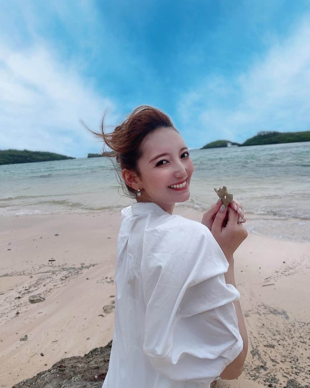 堀みづきのインスタグラム：「星の砂ビーチ🌊⭐️  砂が星の形で感動した…🫣💫  沖縄またすぐにでも行きたい…🥹  #沖縄#西表島#西表#星の砂#星の砂ビーチ」