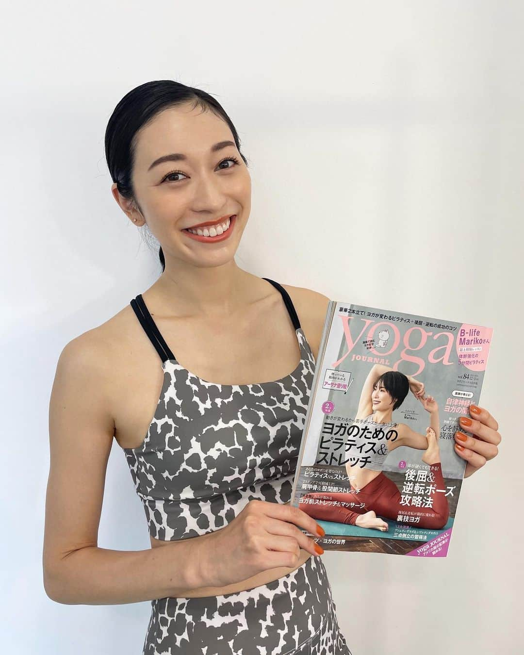 熊澤枝里子のインスタグラム：「・ 『ヨガジャーナル』 @yogajournal_japan  の撮影でした📸  為になる事や情報が盛りだくさん。 ヨガは長らくブームだけど、 ここ1.2年のピラティスブームは凄まじい！ 私が手に持っている号も タイトルにヨガとピラティスの文字が。  「2.3の事を並行してやるのがバランスがとれて好きだ」 と私は思う質なので、 ヨガもピラティスもどちらもあまり分けずに 自分にとってのいいとこどりをしたらいい と思ってます。 人それぞれツボは違うもんね☺️👍  この日は昔から素敵なメイクをしてくれる 神戸ちゃん @kanbe61 によるヘアメイクでした💄 久しぶりに会えたけど やっぱり神戸ちゃんメイク可愛くて大好きだ😘✨  #ヨガジャーナル #yoga #ヨガ #pilates #kumapila #machinepilates #matpilates #model #ピラティス #クマピラ #マシンピラティス #マットピラティス #プライベートレッスン @kumako_pilates」