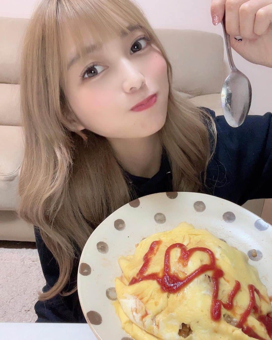 のインスタグラム：「とある日の夜ごはん！！ LOVE❤️🫶🏻(あいてむ♡) 卵が少なくて炒まりすぎた。。 またリベンジします🔥 . 意外とあいり料理できるんやで？😗❤︎ (5枚目以降は前のやつで、 最近あんましてないけど。笑) . . #料理 #オムライス #おうちごはん  #おうち時間 #cooking #自炊  #instalike #instagood #followme」