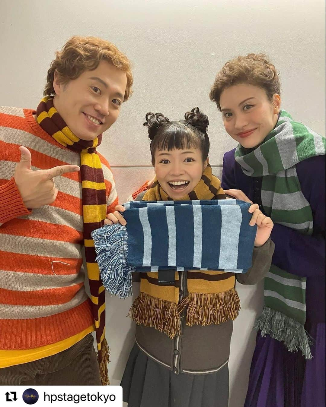 橋本菜摘さんのインスタグラム写真 - (橋本菜摘Instagram)「#Repost @hpstagetokyo with @use.repost ・・・ いつも仲良しウィーズリー家の３人が、ホグワーツの４寮マフラーをつけて集合📸 ４寮マフラーは、劇場のショップで好評販売中です✨  #舞台ハリポタ　#呪いの子  . . .  お2人と念願の家族写真が撮れました！ 劇場にて販売しているマフラー とっても可愛いのでオススメです💕  #harrypottertheaterde  #harrypottercursedchild  #rosegrangerweasley  #cursedchildjpn #cursedchild   #ハリーポッターと呪いの子  #橋本菜摘  #natsumihashimoto #weasley #hermionegranger #ronweasley  #エハラマサヒロ さん #中別府葵 さん」12月11日 23時32分 - hashimoto723_