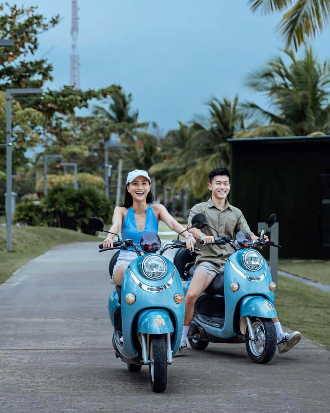 ソニアのインスタグラム：「Riding our way into regret like 💀 Swipe for the adventure we did not see coming…  #SSBDhiddengems Johor, Bintan and Batam are officially all out! Click the link in my bio to get started 🫶🏻 Hope you’re enjoying it!   #bintan #indonesia #travel #fly #holiday #vacation #travelssbd」