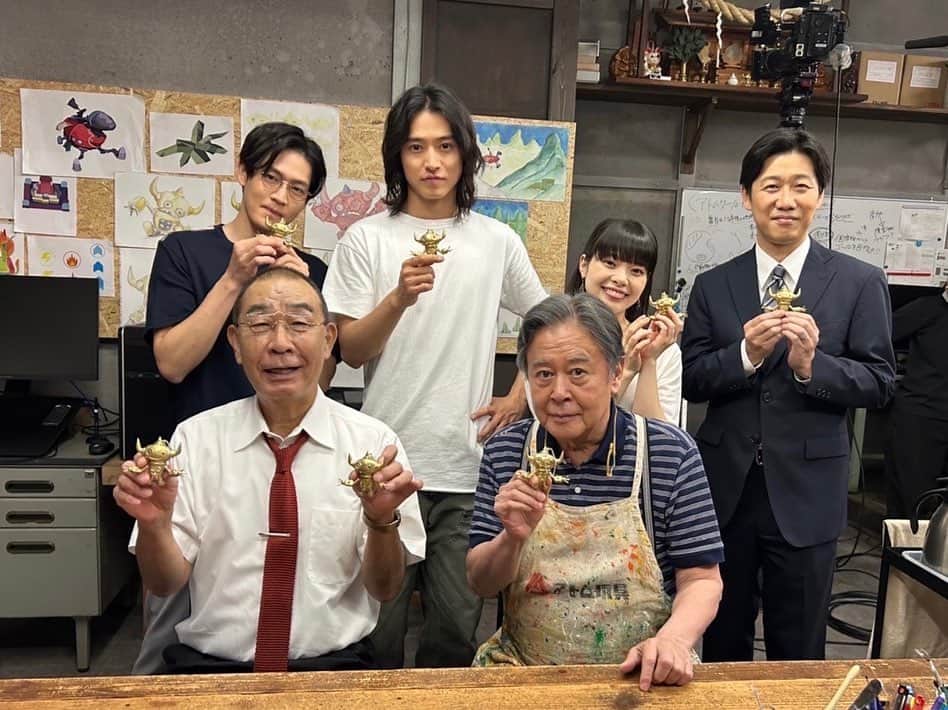 アトムの童さんのインスタグラム写真 - (アトムの童Instagram)「#アトム玩具 時代。 色んなことがありました！  放送が近づいてまいりました。 「ワクワク」しながらお待ちください🤖  #最終回ぽい集合写真シリーズ #ワクワクをつくる会社 #アトムの童 #山﨑賢人 #松下洸平 #岸井ゆきの #岡部大 #玄理 #林泰文 #風間杜夫 #でんでん #塚地武雅 #TBS」12月11日 18時14分 - atom_no_ko_tbs
