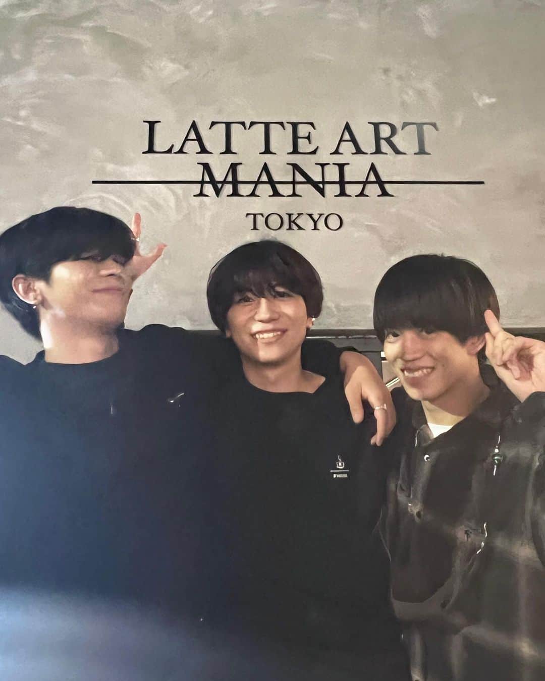 馬場健太のインスタグラム：「ご報告です！！！  僕たちの実店舗「LATTE ART MANIA」を東京都港区某所にてオープンすることになりました！ @latteartmania_tokyo   ここ数ヶ月SNSの更新があまりできてなくて、久しぶりに会う方たちには何してるのー？なんか忙しそうだねーと言われてたのですが、オープン準備や他にも慣れないことが多々重なり、日々奮闘しておりました🏃  友人に話すとよく聞かれるのですが、プロデュースや間借り営業ではなく、まるっと僕がオーナーとしてがんばっていきます🔥  店内はスタンディングカウンター5席とソファーが4席あるコーヒースタンドで、ラテアートパフォーマンスを目の前で楽しんでいただけます。 現在ラテアートスクールはここで再開しており、ゆくゆくはコラボイベントも行っていく予定です☕️ 友人の皆様はじめインフルエンサーや関係者の皆様、コラボ等はしやすいと思うので是非是非お声かけください。  そんな実店舗ですがインテリア等細々したもの以外は既に完成しておりまして、本日からプレオープンしております。グランドオープンは12月中の予定ですので、グランドオープン前に場所や日程は改めてお知らせいたします📢  店名は「LATTE ART MANIA」です。「LATTE ART⇨飲める芸術」に魅了され、気づけば僕の人生は目まぐるしく変化していますが、今となっては応援してくださる皆様や、お世話になってる皆様に出逢わせてくれたこと、その出逢いや僕の仕事、生活に関わるすべての中心にLATTE ARTという大きな柱があることを感じております。これから僕の大好きで最高な仲間たちと「LATTE ART MANIA」を作り上げていくことで、この魅力をもっともっと沢山の方に広げ共有し、業界の発展にも繋げていけたらと思っております。  皆様と「LATTE ART MANIA」のオープンを祝えたらとっても嬉しいです☕️  お店のことは @latteartmania_tokyo にて随時更新していく予定なので是非フォローお願いします！  長文読んでいただきありがとうございました。 今後ともどうぞよろしくお願いいたします。  株式会社B'HOUSE 代表取締役 馬場健太  @latteartmania_tokyo   #LATTEARTMANIA #LATTEARTMANIATOKYO #ラテアートマニア #ラテアートマニアトウキョウ #ラテマニ #東京カフェ #ラテアート教室 #港区三銃士」