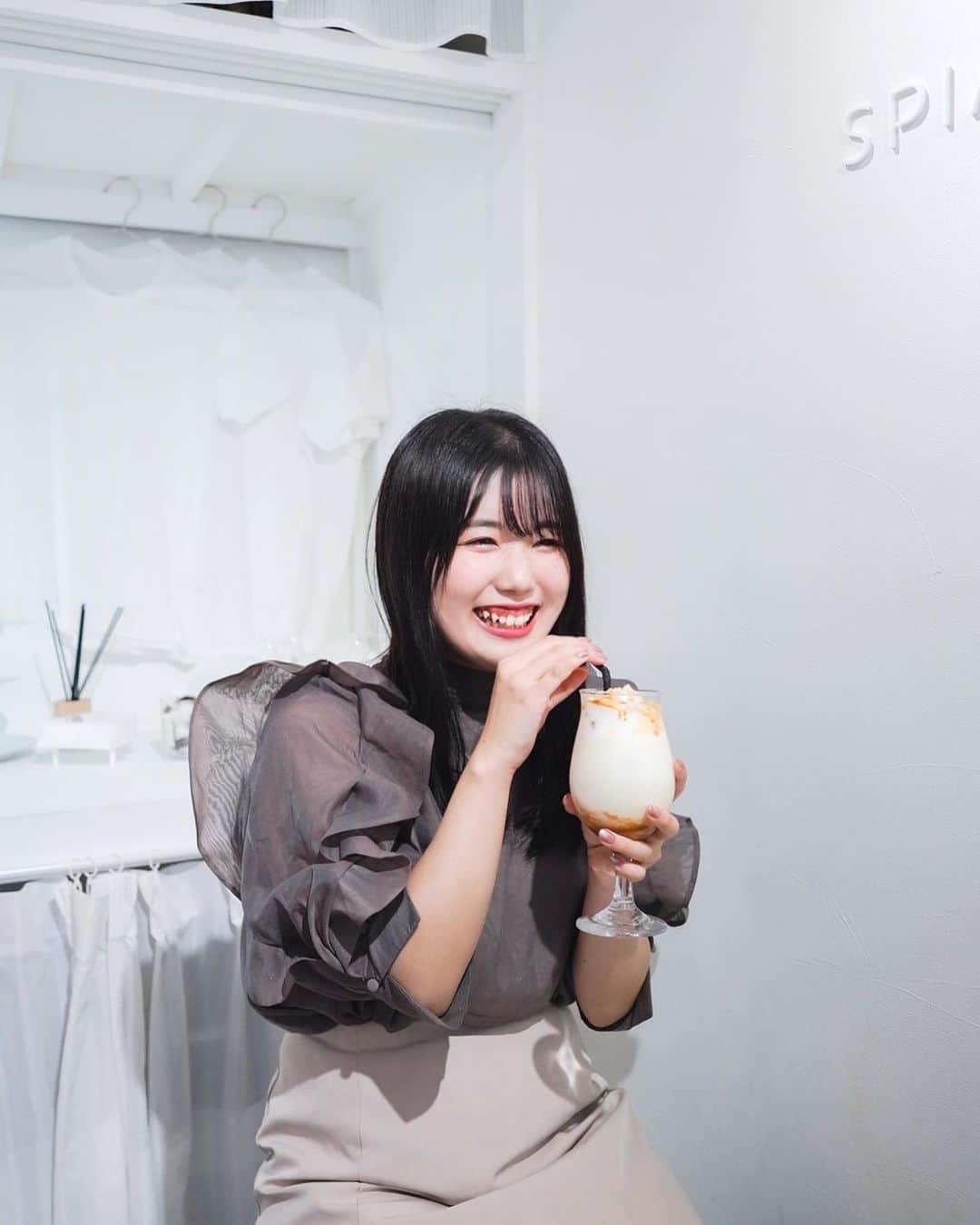 のえりんさんのインスタグラム写真 - (のえりんInstagram)「甘いものを摂取できてご満悦のわたし。腹は一生懸命へこませています…。  しほちゃん @shiho.lilas とさとうさん @_sato_photo と行ってきたよ〜〜  （もう12月も半ばというのに9月に撮ってもらったやつを今更載せる私）（どう考えても2022年に取り残されかけている）（この季節に見るこの服、普通に寒そう）（2022年、みなさんどんな一年でした？） ⁡ トップス: #snidel @snidel_official  スカート: #ingni @ingnistore  ⁡ #spiacafe #梅田カフェ #中崎町カフェ #🤍 #2022」12月11日 18時34分 - 8_308_3