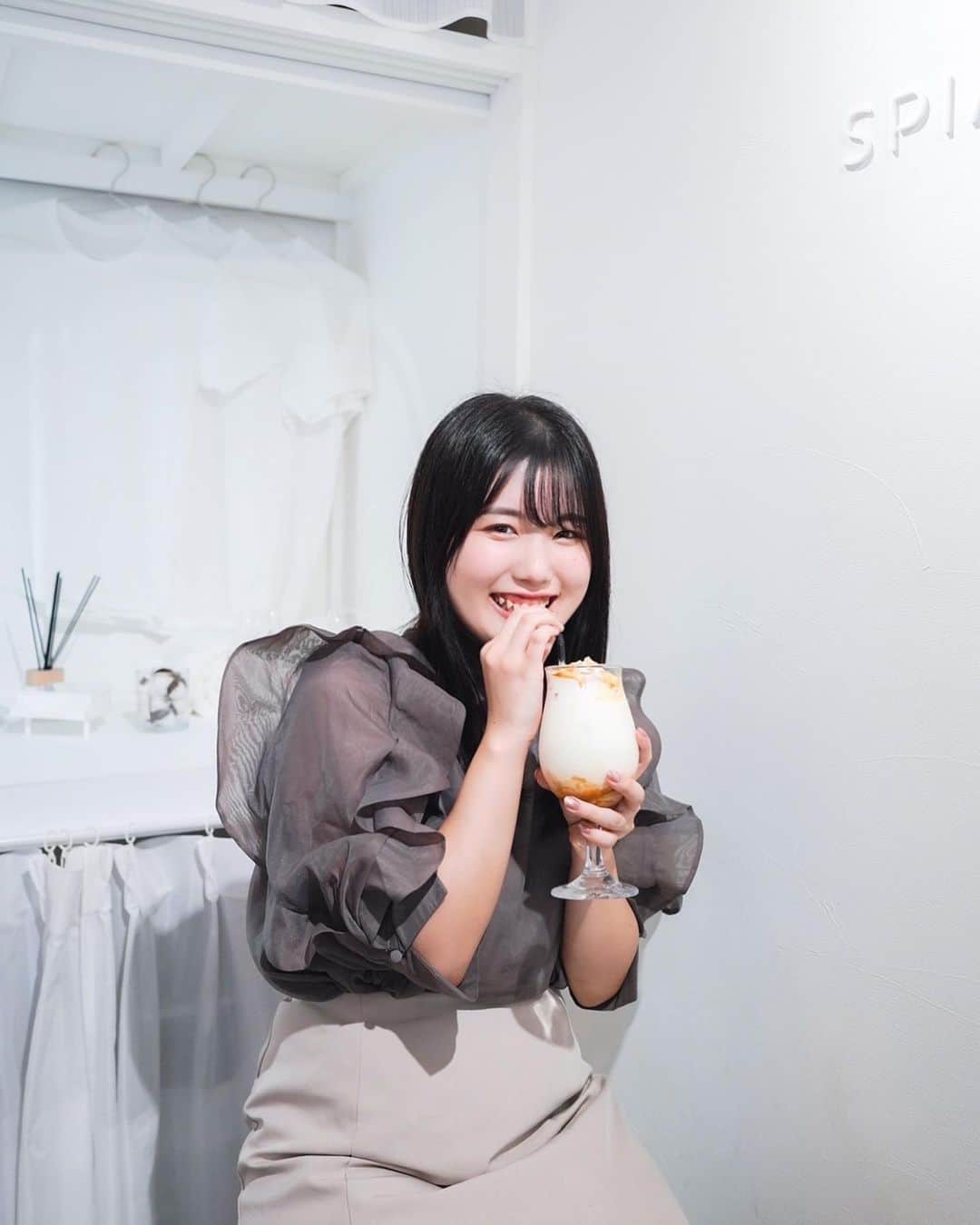 のえりんさんのインスタグラム写真 - (のえりんInstagram)「甘いものを摂取できてご満悦のわたし。腹は一生懸命へこませています…。  しほちゃん @shiho.lilas とさとうさん @_sato_photo と行ってきたよ〜〜  （もう12月も半ばというのに9月に撮ってもらったやつを今更載せる私）（どう考えても2022年に取り残されかけている）（この季節に見るこの服、普通に寒そう）（2022年、みなさんどんな一年でした？） ⁡ トップス: #snidel @snidel_official  スカート: #ingni @ingnistore  ⁡ #spiacafe #梅田カフェ #中崎町カフェ #🤍 #2022」12月11日 18時34分 - 8_308_3