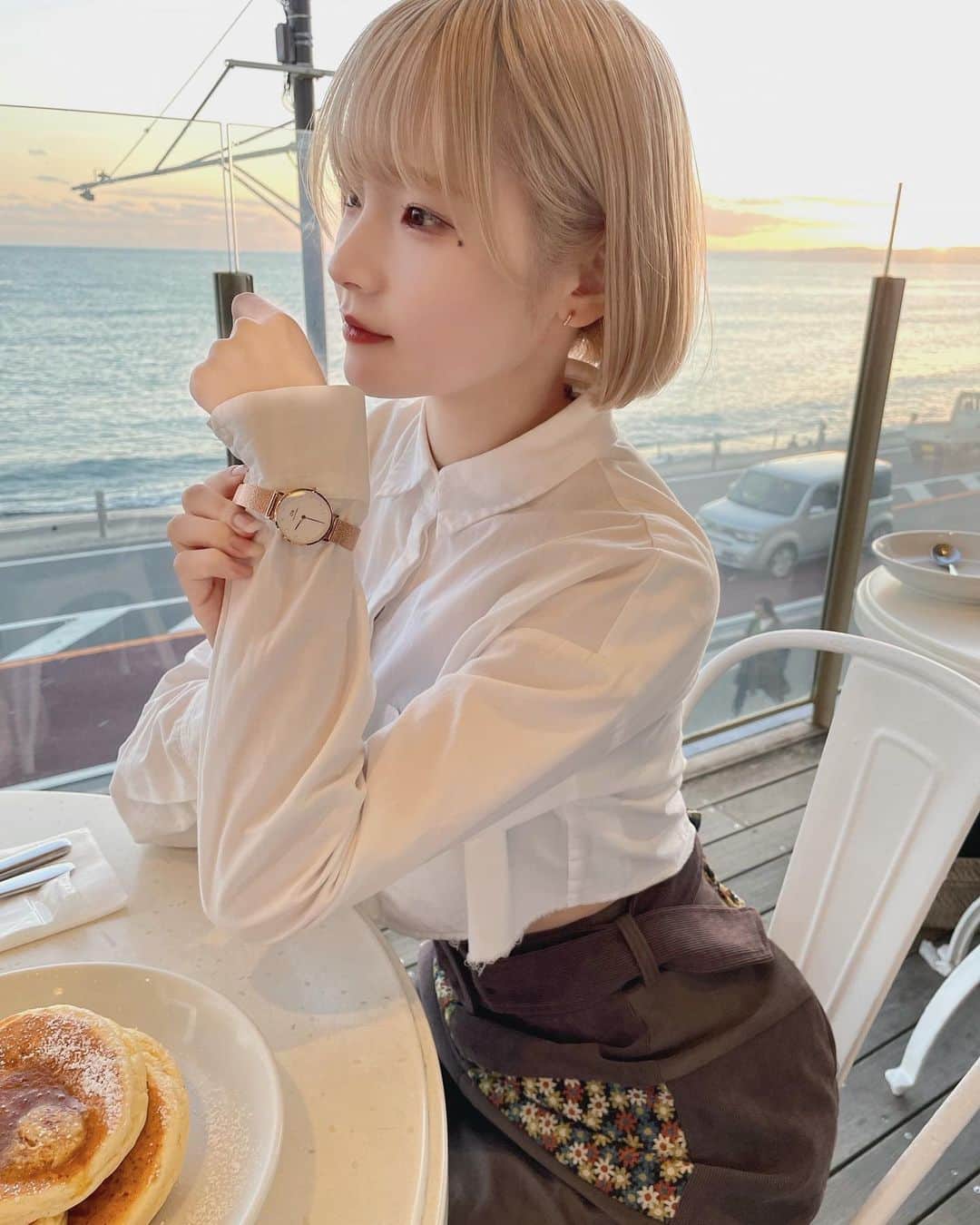 志村美希のインスタグラム：「𐂂 ⁡ 初bills🥞 ちょうど夕日が見れて幸せだった😽 うざめな写真多くて萎えた次回に生かします ⁡ ⁡ ⁡ @danielwellingtonでは 12/25まですべての商品最大30% OFF🎅🏻 クーポンコード【igmikk】でさらに15%offになります🎄 ⁡ ⁡ ⁡ #クリスマスコーデ#ダニエルウェリントン#DWクリスマススター#クリスマス」