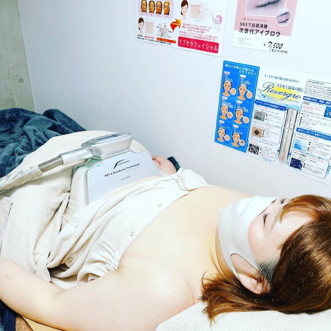 柏崎桃子さんのインスタグラム写真 - (柏崎桃子Instagram)「【ウォーキング×美活！】 今日は午後からウォーキングをして 北千住にある脂肪冷却痩身 1部位/40分@脂肪冷却&美容エステ専門サロン ILARI(イラーリ)さん(@ilari.beautysalon)へ行ってまいりました！  1年振りの脂肪冷却です😊  1番大きいカップ300mmでグイグイ吸引＆冷却していただきましたー✨✨ この大きさ嬉しい！！ 結構小さいカップだけのところも多いんですよ？  最初は冷たいけどだんだん慣れてこれなら眠れちゃう😌✨✨（ウォーキングで疲れて寝ちゃった。笑）  寝てる間に脂肪が消えるなんて幸せ過ぎる〜💕  またダイエット再開したからいい具合に皮下脂肪に効いて下さい🥰  一部位25000円がご新規様なら8500円、リピーター様もホットペッパービューティーからのご予約でお値打ちにご利用いただけます🥰✨  ✼••┈┈••✼••┈┈••✼••┈┈••✼••┈┈••✼  🎅🎁🎄イラーリさん(@ilari.beautysalon)から クリスマスプレゼントだよ🎄🎅🎁  『ももちぃのインスタ見たよ！』で ドライヘッドスパ15分無料で施術していただけますよー🥰🍀  ぜひ素敵なサロンで脂肪冷却デビューしてみてね❤  PR @ilari.beautysalon #ILARI #北千住エステ #脂肪冷却 #北千住エステサロン #痩身サロン #痩身エステサロン #エステサロン東京」12月11日 18時35分 - momoko_kashiwazaki