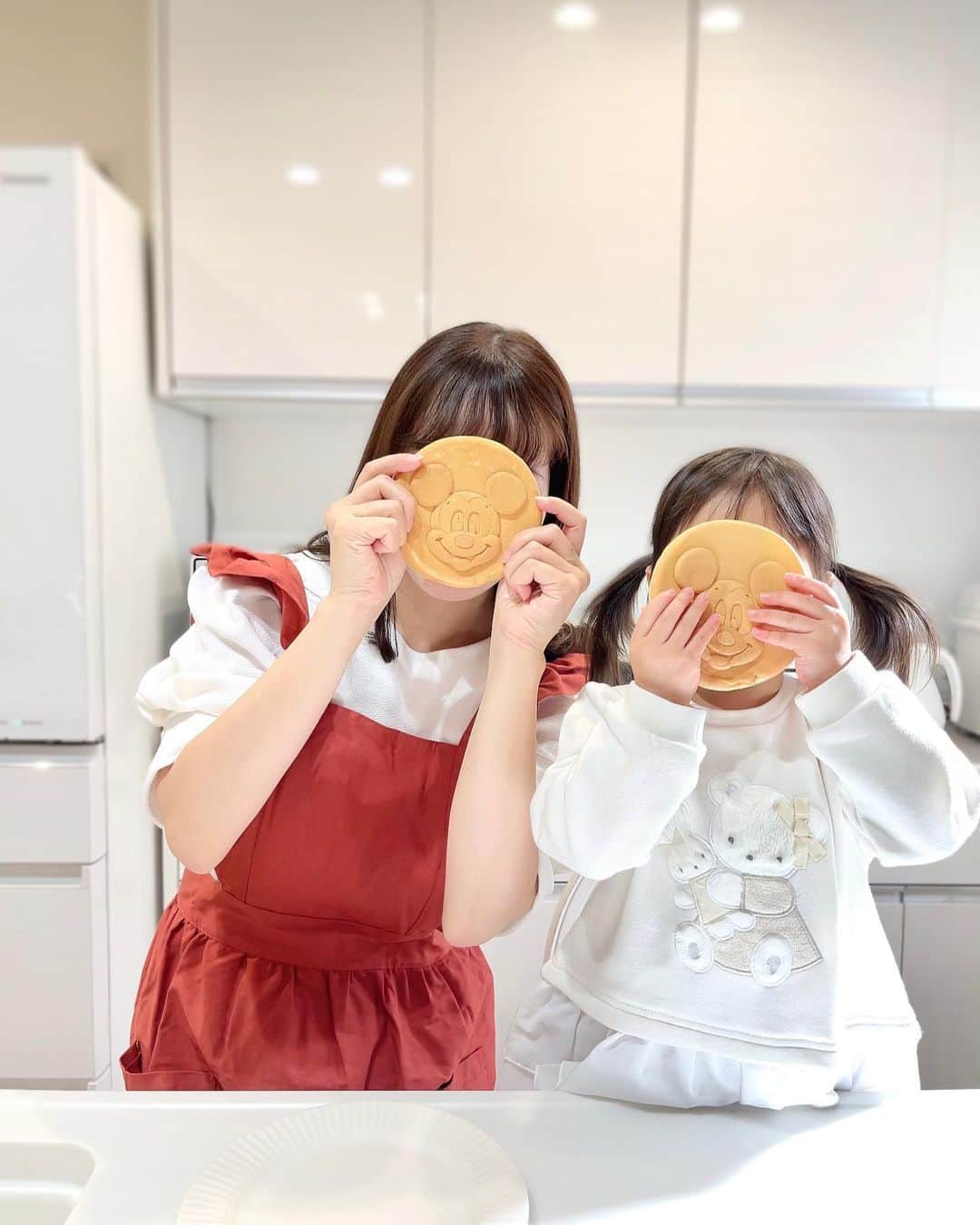 めぇたんのインスタグラム：「今日のおやつ🥞🐭🎠 . お手伝い大好きな娘と 卵ぐちゃ〜粉ふぁっさぁ〜！！🥚🥛💦 なりながら無事(？)完成😂💕 . クリスマスシーズンは無性に赤や白が着たくなって エプロンもこれを選びがち🎄 @myrtille__official のものなのですが #ミルティーユクリスマスキャンペーン に 私も応募させてもらっちゃおう🙋🏻‍♀️💖 . ① @myrtille__official & @riho_onoda  ↑ こちらのアカウントをフォローして ②欲しい賞品を  @myrtille__official のアカウントに書けば 誰でも応募できますよ〜🎁💓 憧れの親子お揃いエプロン。 やっと娘がサイズ的に合うようになったから 当たると良いなぁ🥹🍳 . #エプロン #ミルティーユ #ミルティーユエプロン #親子キッチン #パナソニックホームズ #ラクシーナ #ホットケーキ #3歳1ヶ月 #女の子ママ #女の子ベビー #姉妹ママ #familiar #ファミリア」