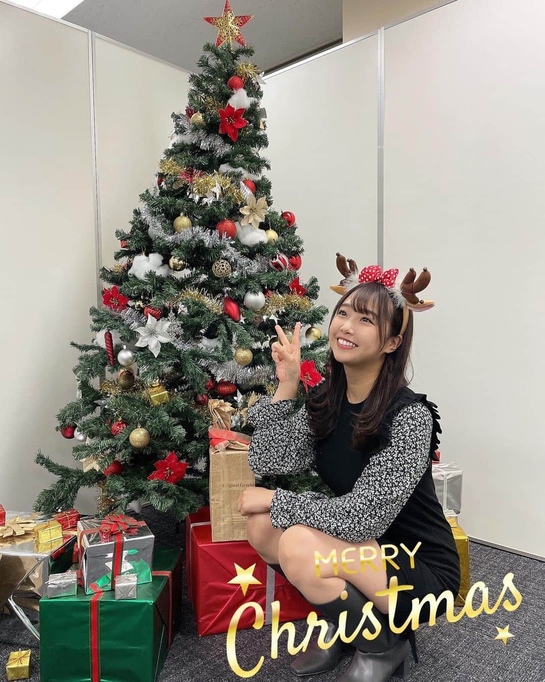 加藤夕夏のインスタグラム：「⁡ ⁡ はやめの happy Merry Xmas！！🦌⭐️💚 ⁡ ⁡ ⁡ ⁡ ⁡ オンラインお話会の会場に クリスマスの飾り🎄🎅🏻❤️✨✨⭐️ ⁡ 好きだ虫の今日のイベントまで 一緒にNMB48の活動をしてくださっていた 吉本ミュージックのスタッフの皆様にたくさんたくさんお世話になりました。 ⁡ NMB48の周りのスタッフの皆さんは 遊びにもマジなところが昔から大好きです🤣 ⁡ いつもあたたかく。メンバーをみてくれていて。楽しくお仕事できてるのも、周りの皆様のおかげです。本当にありがとうございました！！ 寂しいけれど新しいNMB48を見せられるように、みんなで前進してたいです🎅🏻🎅🏻🎅🏻💨 ⁡ 新しくユニバーサルミュージックさんにいっても、変わらずNMB48の応援よろしくお願いします🥰！！！ ⁡ #めりくり #クリスマス #クリスマスパーティ #好きだ虫」