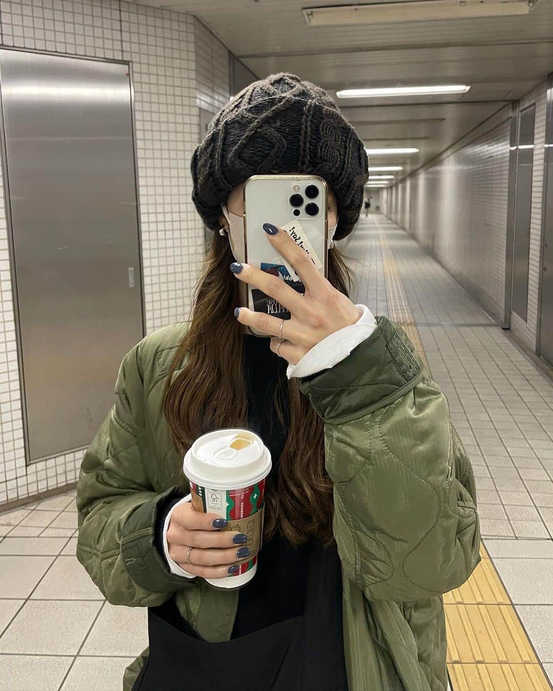 高村 楓のインスタグラム：「この間の健康診断終わりにホワイトモカ☕️ スタバはホワイトモカ一択🫰🏼  毎日さっっむいけどお気に入りのニット帽 被れる気温なのは嬉しい🥲🧡」