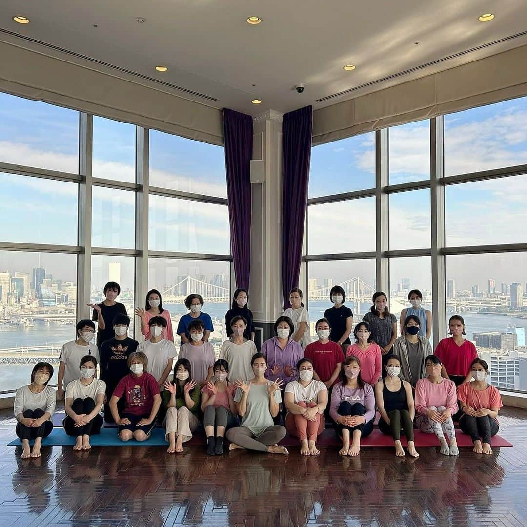 蒼羽りくのインスタグラム：「🧘‍♀️✨ ⁡ ⁡ 第一ホテルシーフォートさんでの ヨガワークショップ❣️ ご参加いただいた皆さんありがとうございました🥰 初めての方も、いつもの方も… 皆さん本当にありがとうございます✨ 今日は身体を伸びやかに、呼吸をたっぷりと🧘‍♀️ 身体を気持ち良く動かしました！ ⁡ ⁡ ⁡ ⁡ #rikuyoga#りくヨガ#ワークショップ #第一ホテル東京シーフォート #素敵なお天気と#素敵な空間で #楽しく皆さんとヨガ🧘‍♀️ #気持ちよく身体を動かせましたか？ #今日はとある取材もありましたね！ #色々楽しみです✨ #ありがとうございました‼︎」