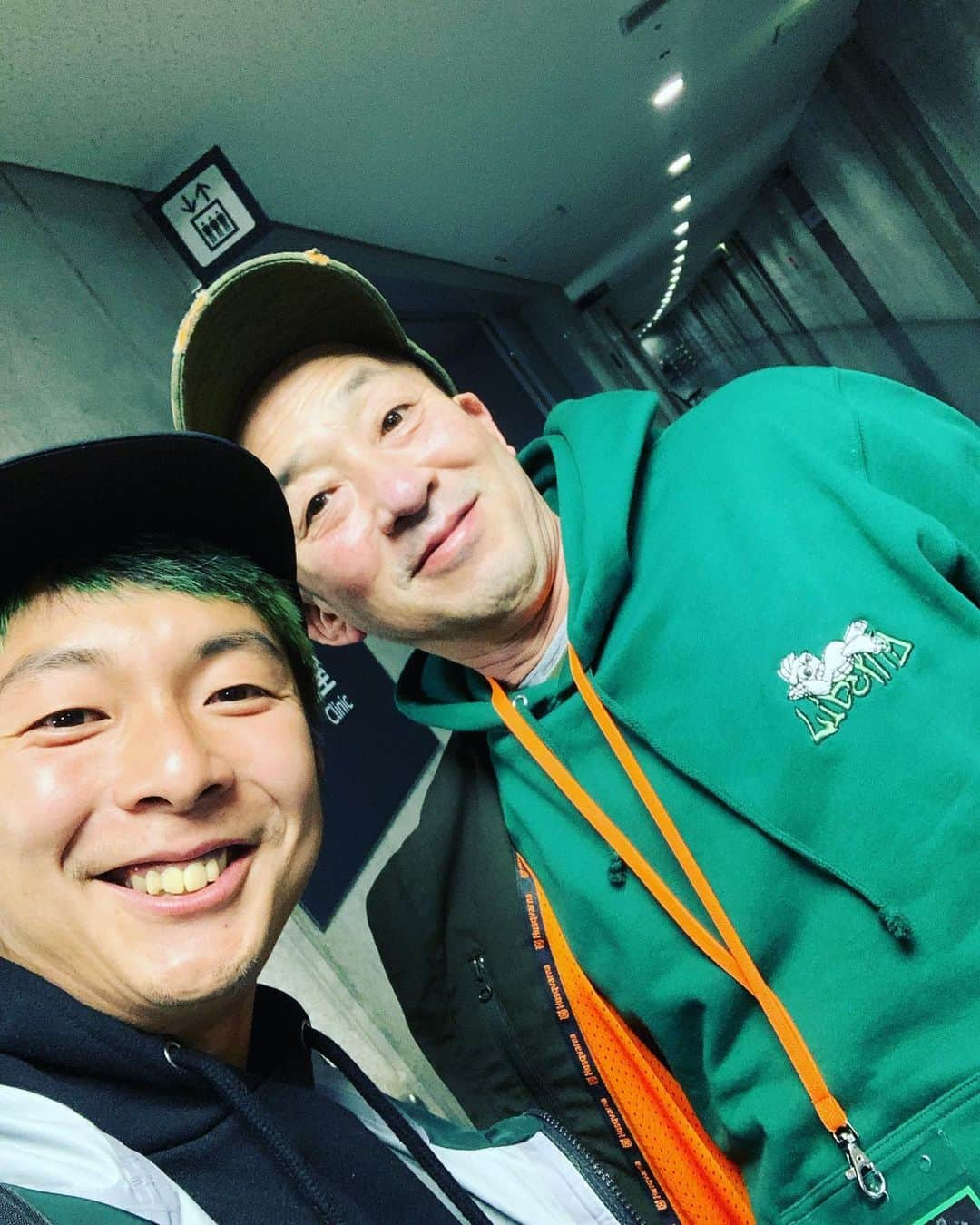 梅谷堅人さんのインスタグラム写真 - (梅谷堅人Instagram)「北海道の友達！！ もう会いたい💚 #俺はこっちのパパ #家泊めて欲しい #美味しいもの食わして欲しい #鮭とば #ぎしパパ #リベルティ」12月11日 19時31分 - umechan_1615