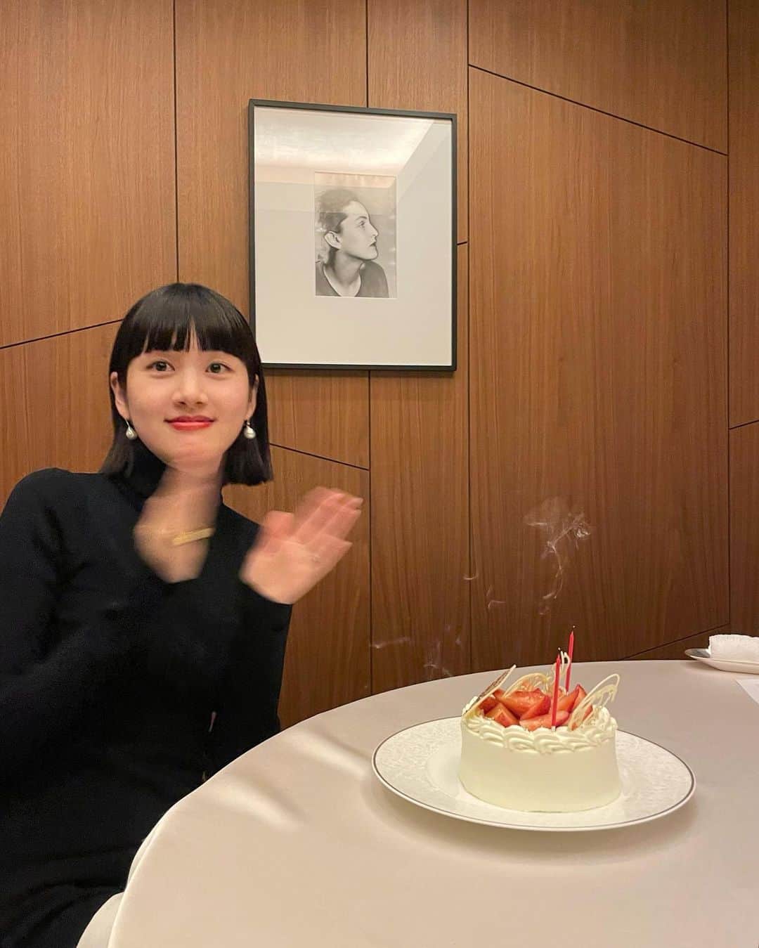 新井貴子のインスタグラム：「🎂  夫よ、ありがとう🌹  Thank you all for the birthday wishes!  #今年もケーキはホールで (夫がケーキを食べないため。)」