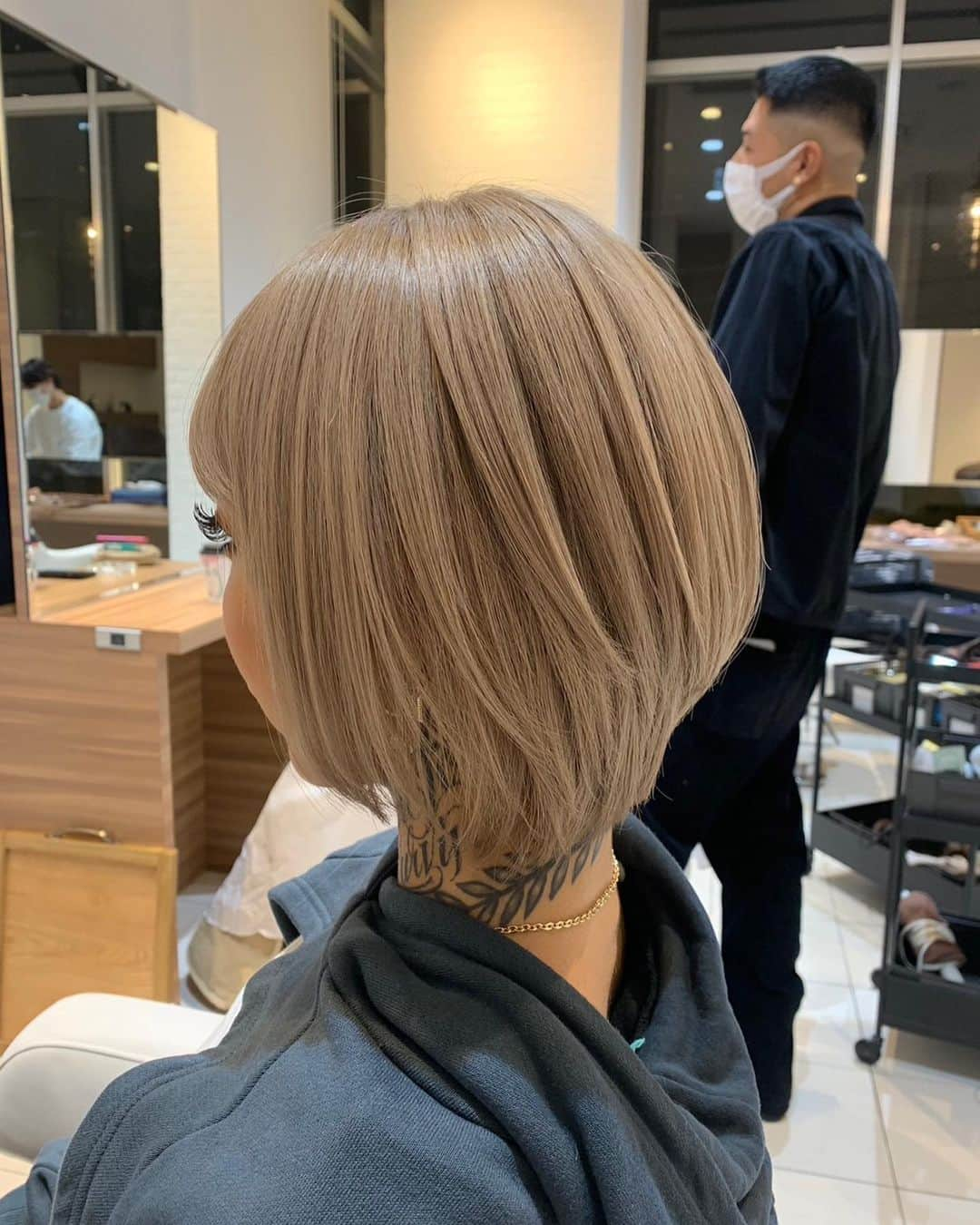 泉麻那さんのインスタグラム写真 - (泉麻那Instagram)「.  New hair✂️♥️ ミルクティーベージュで両サイド刈り上げ3ミリ😈 幹細胞トリートメントでサラサラ✨ ブリーチしてもかなり生き返る👼🏽  @ken11rollen さん今年も1年ありがとうございました🥰🙏🏽 来年も私の髪をよろしくお願いします😍！  ちなみに超可愛いセットアップは @minami_cream がプロデュースした @mint._official のだよ🥰 お気に入りでかなり着まくってる♥️  #newhair #hair #rollen #刈り上げ女子」12月11日 19時24分 - izumana19890629