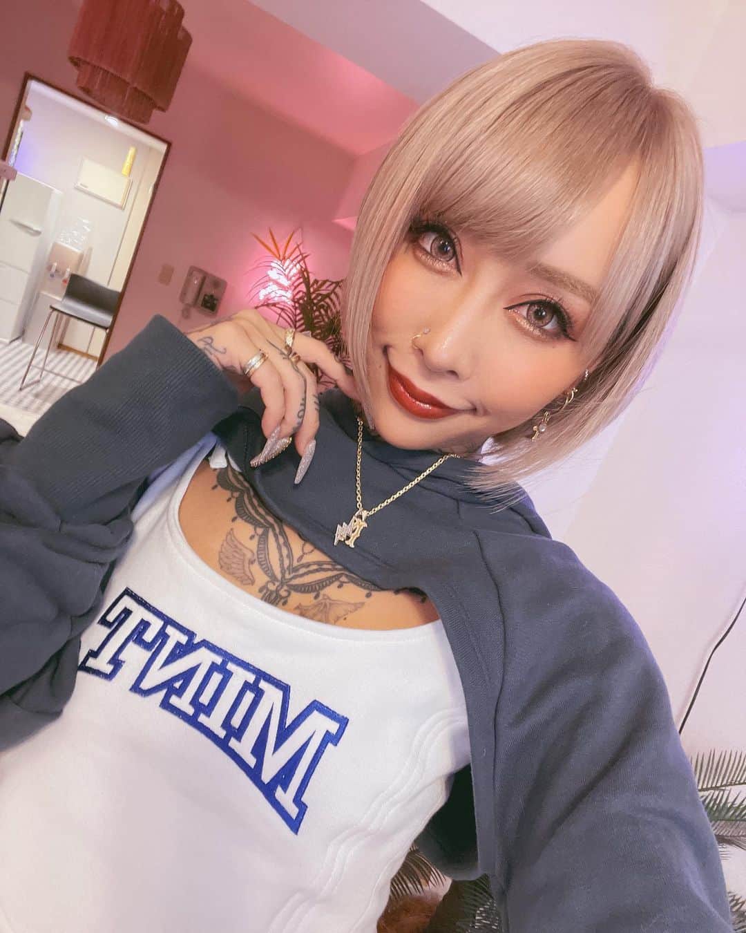 泉麻那のインスタグラム：「.  New hair✂️♥️ ミルクティーベージュで両サイド刈り上げ3ミリ😈 幹細胞トリートメントでサラサラ✨ ブリーチしてもかなり生き返る👼🏽  @ken11rollen さん今年も1年ありがとうございました🥰🙏🏽 来年も私の髪をよろしくお願いします😍！  ちなみに超可愛いセットアップは @minami_cream がプロデュースした @mint._official のだよ🥰 お気に入りでかなり着まくってる♥️  #newhair #hair #rollen #刈り上げ女子」