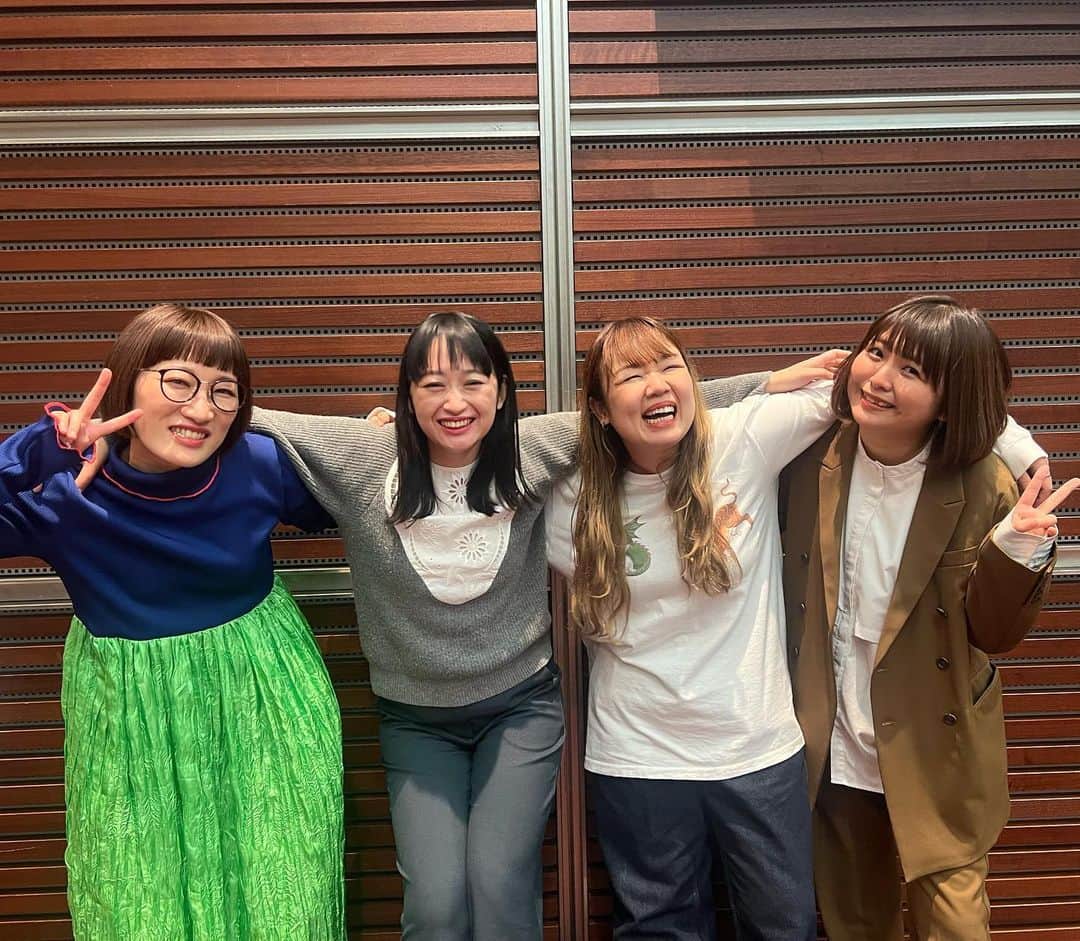 松浦志穂のインスタグラム：「The W応援してくれた方々、温かいメッセージくれた方々本当にありがとうございました。劇場のスタッフさん達や本番も支えてくれた後輩のぐりふぉん、色んな面で今年も沢山の方に助けていただきました。  同志のTEAM BANANAさんと3年連続一緒に決勝進出してなかなかファイナルステージに進めずついに全員上手く笑えなくなってしまいました🙃それでもこれが昨日生配信も終え全力で戦った姿なので載せさせていただきます。  見てくださってた皆様本当にありがとうございました。  #the_w  #天才ピアニスト優勝おめでとう」