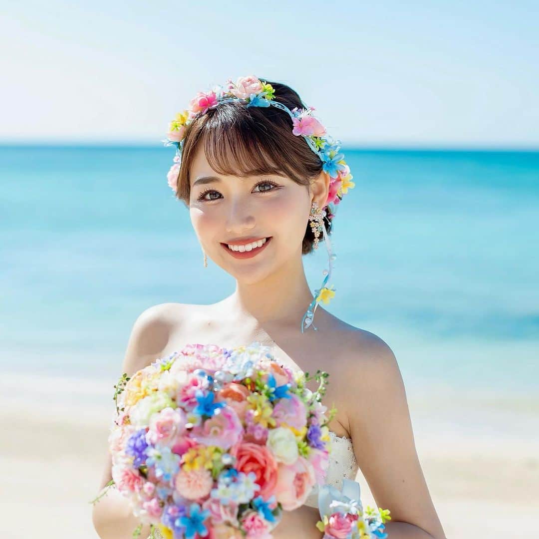 のインスタグラム：「⋆  沖縄の海ウェディングデータ🏝  快晴だったおかげで、 海の色も空の色もとってもきれいでした☺️  @anniversary214 のブーケや ヘッドアクセサリーも映えて めちゃ可愛かった〜♡  #プレ花嫁 #花嫁 #沖縄婚 #リゾート婚 #ブーケ #結婚式  #東海プレ花嫁  #ウエディングドレス  #ウェディングドレス選び #thehany #2022冬婚 #2023春婚 #披露宴 #披露宴会場コーディネート #卒花嫁 #プレ花嫁準備 #プレ花嫁ダイエット #プレ花嫁2023 #ウェディング前撮り #ウェディング撮影 #ウェディングフォト  #沖縄挙式 #カラードレス #ラソールガーデンアリビラ #花嫁ヘアスタイル #ドレス迷子 #卒花嫁レポ #ゼクシィ」