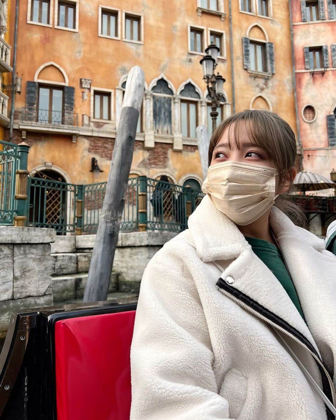 加藤玲奈のインスタグラム：「先日ディズニー行った時の📸 妹が良さげな写真撮ってくれた👍🏻✨  この日夜のショーを見るために 寒い中3時間待ったよ🥶🥶🥶」